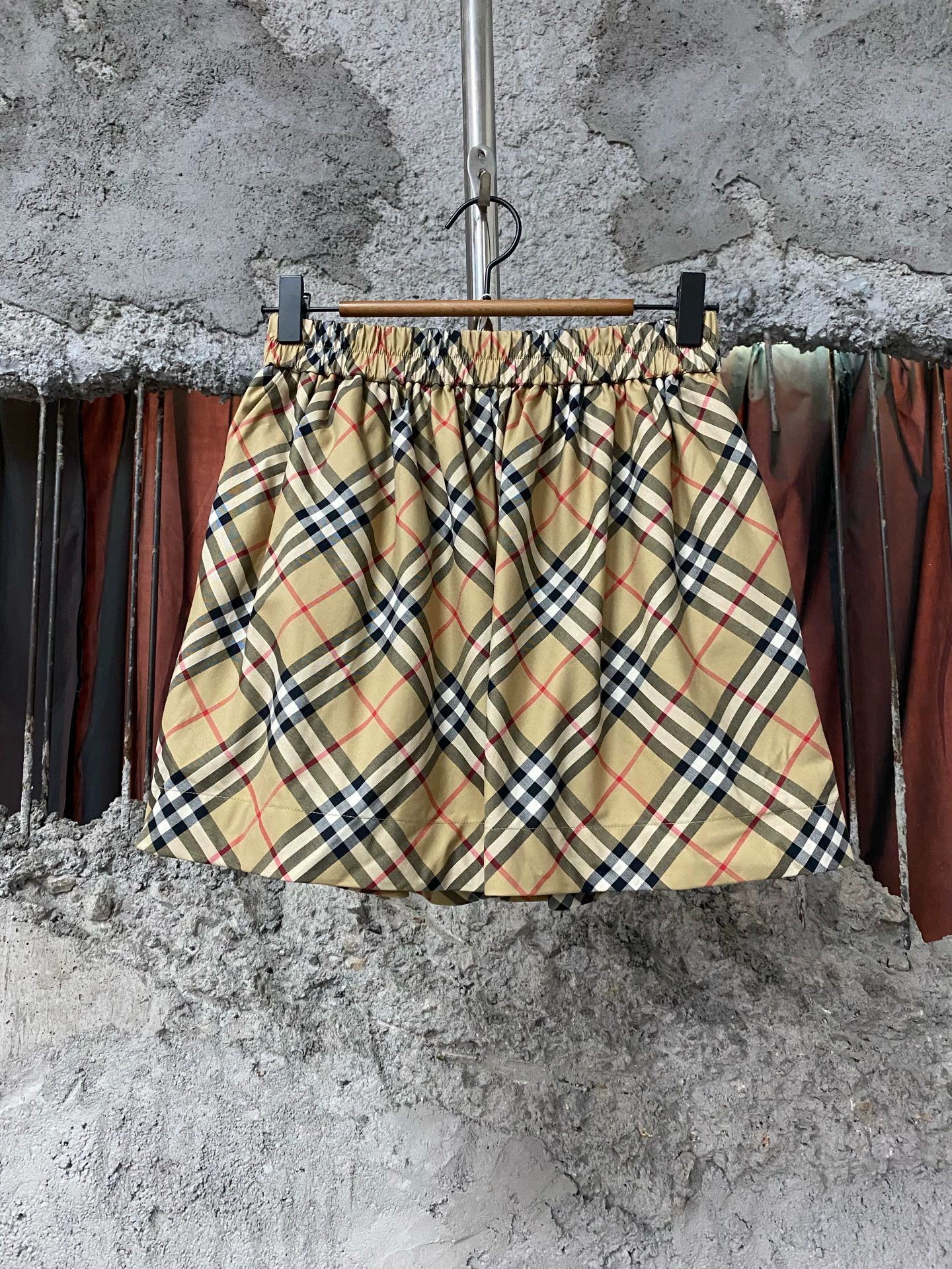 Burberry Burberry 14Y new shorts Size 24" / US 00 / IT 34 - 1 Thumbnail