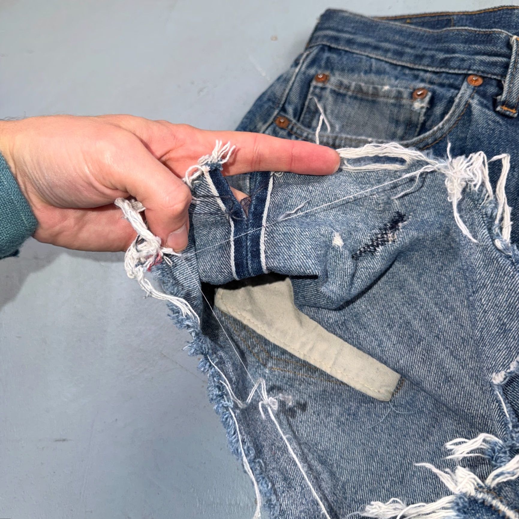 Levi's VINTAGE Levi's 501 Jeans 31x5 Light Wash Blue Denim Straight Classic USA 70s 80s Distressed Men Size US 31 - 4 Thumbnail