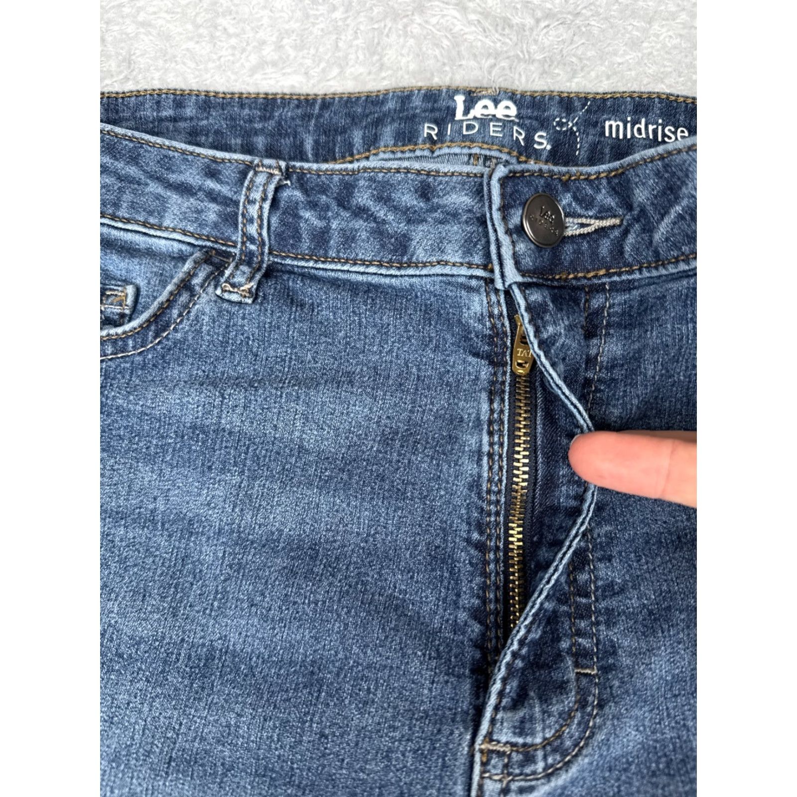 Lee Lee Jeans Womens Regular 16 Blue Denim Capri Mid Rise 34x20 5-Pocket Button Zip Cotton Blend Stretch Crop Jeans Women Size 38" / US 16 / IT 52 - 5 Thumbnail