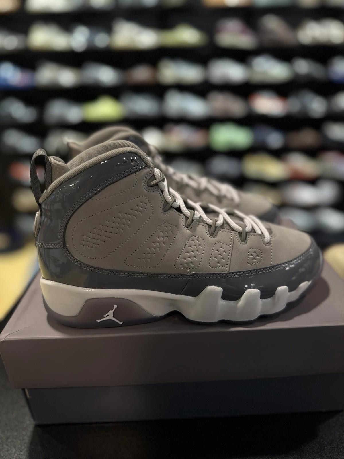 Jordan Brand Air Jordan 9 Retro (GS) Medium Grey/Cool Grey-White 7Y/8.5W Size US 7 / EU 40 - 2 Thumbnail