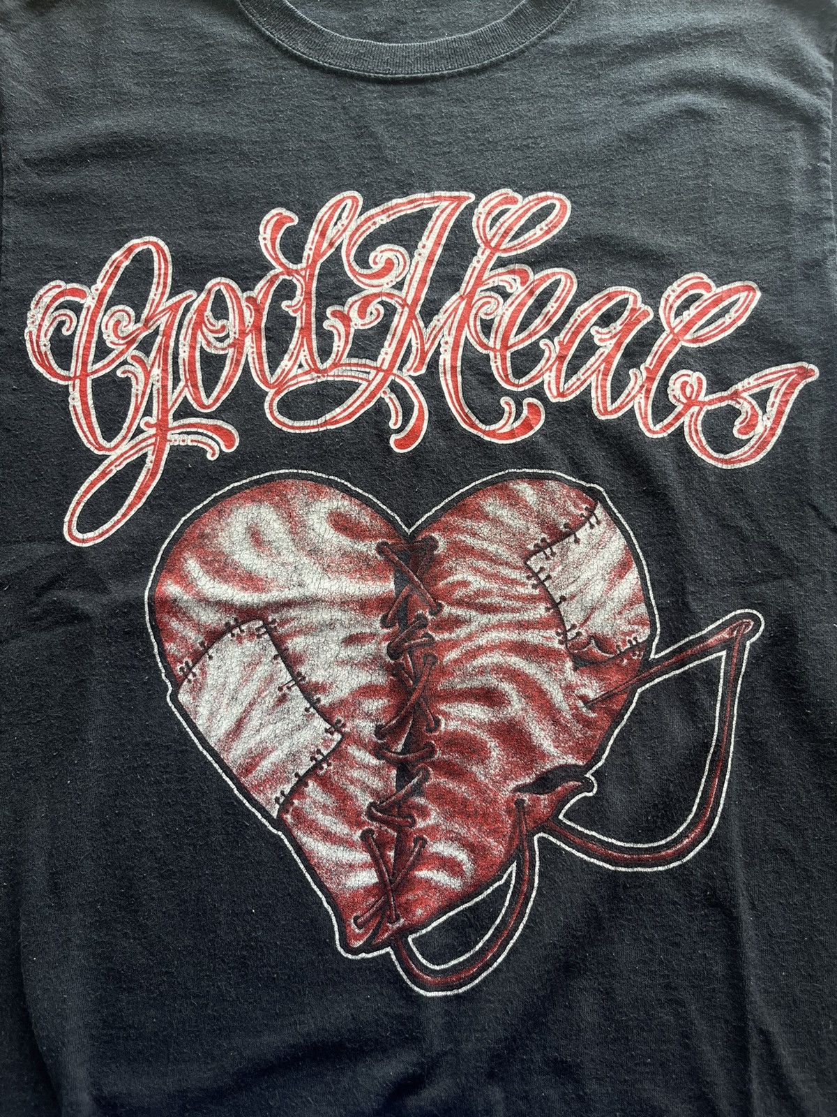 Vintage Vintage GOD HEALS Mark 5:34 Art design Tshirt Size US S / EU 44-46 / 1 - 5 Thumbnail