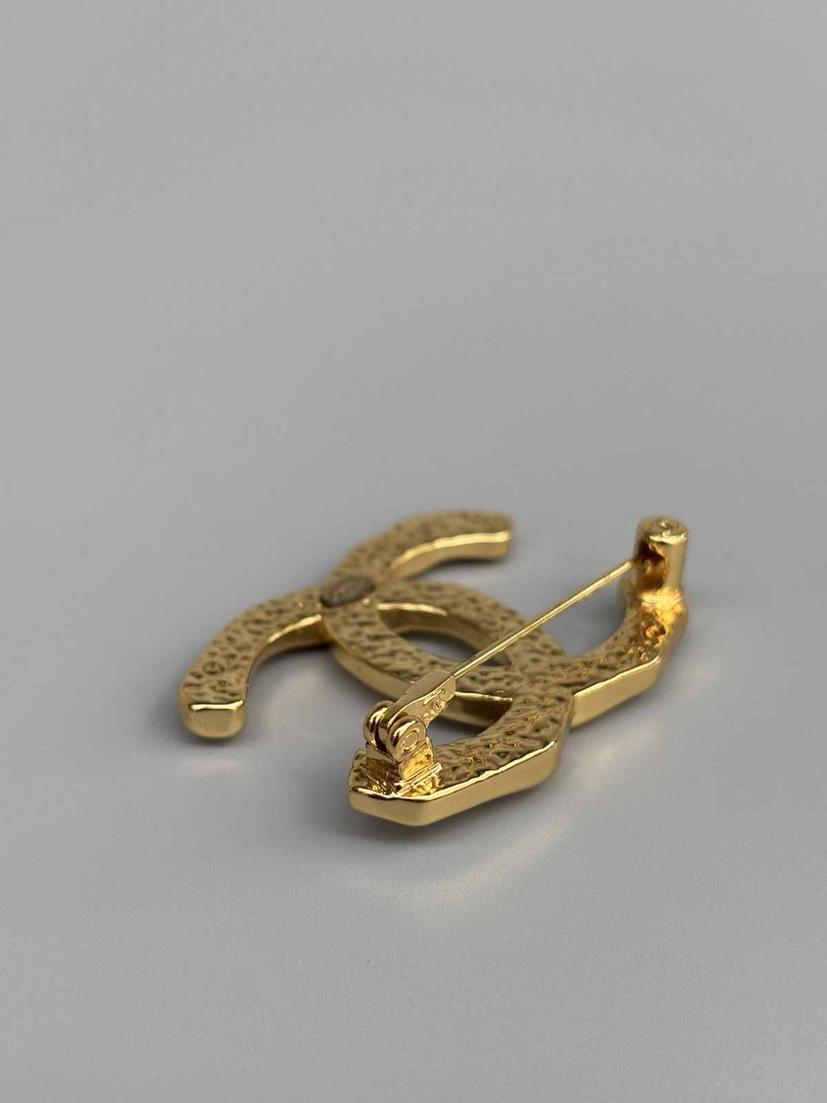 Chanel Chanel B23C Gold Pin CC Brooch Size ONE SIZE - 5 Thumbnail