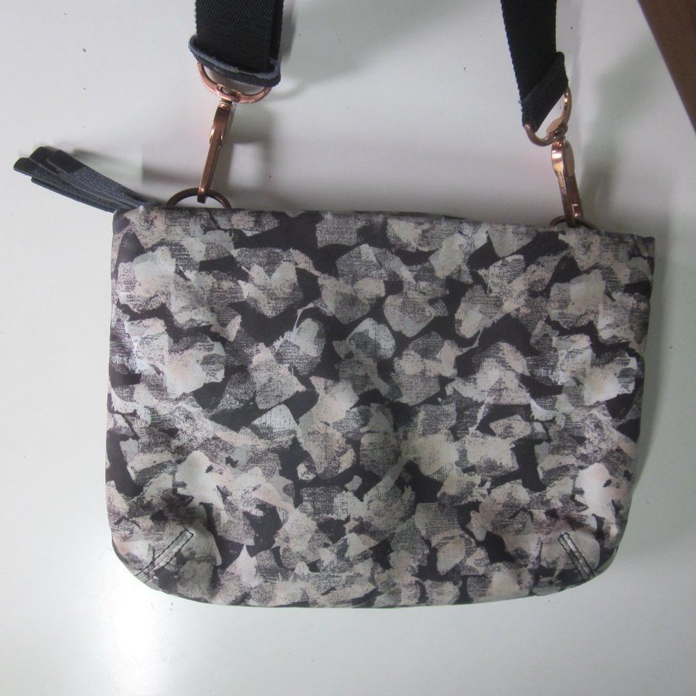 Lululemon Lululemon Hip to be Free Crossbody Bag Removable Strap "Myst Size ONE SIZE - 14 Thumbnail