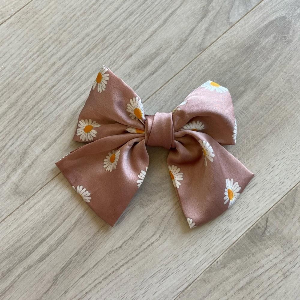 Forever 21 Forever 21 Oversized Floral Bow with Clip Size ONE SIZE - 2 Thumbnail