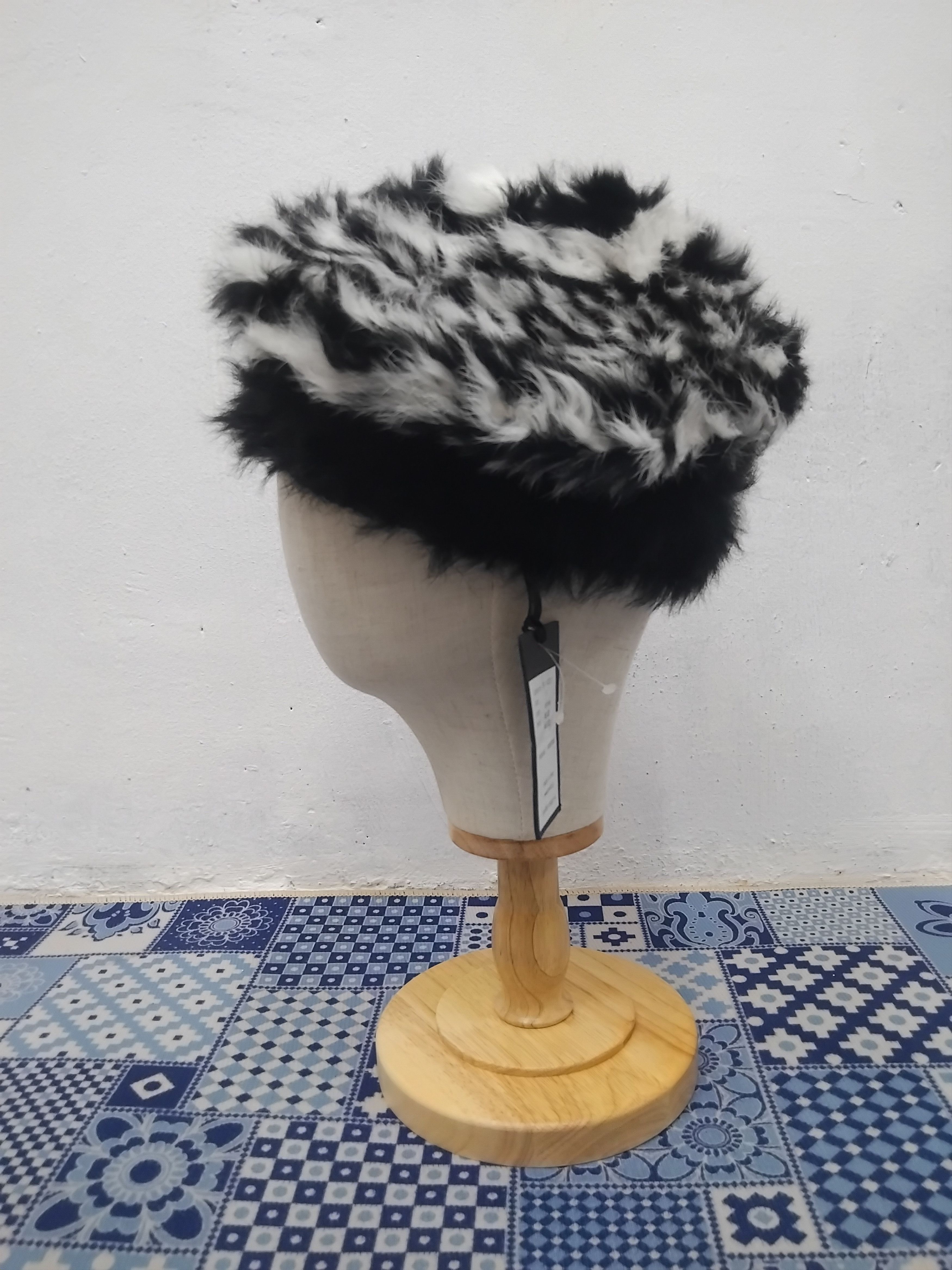 Japanese Brand 💥Love fur black white Barrett Size ONE SIZE - 4 Thumbnail