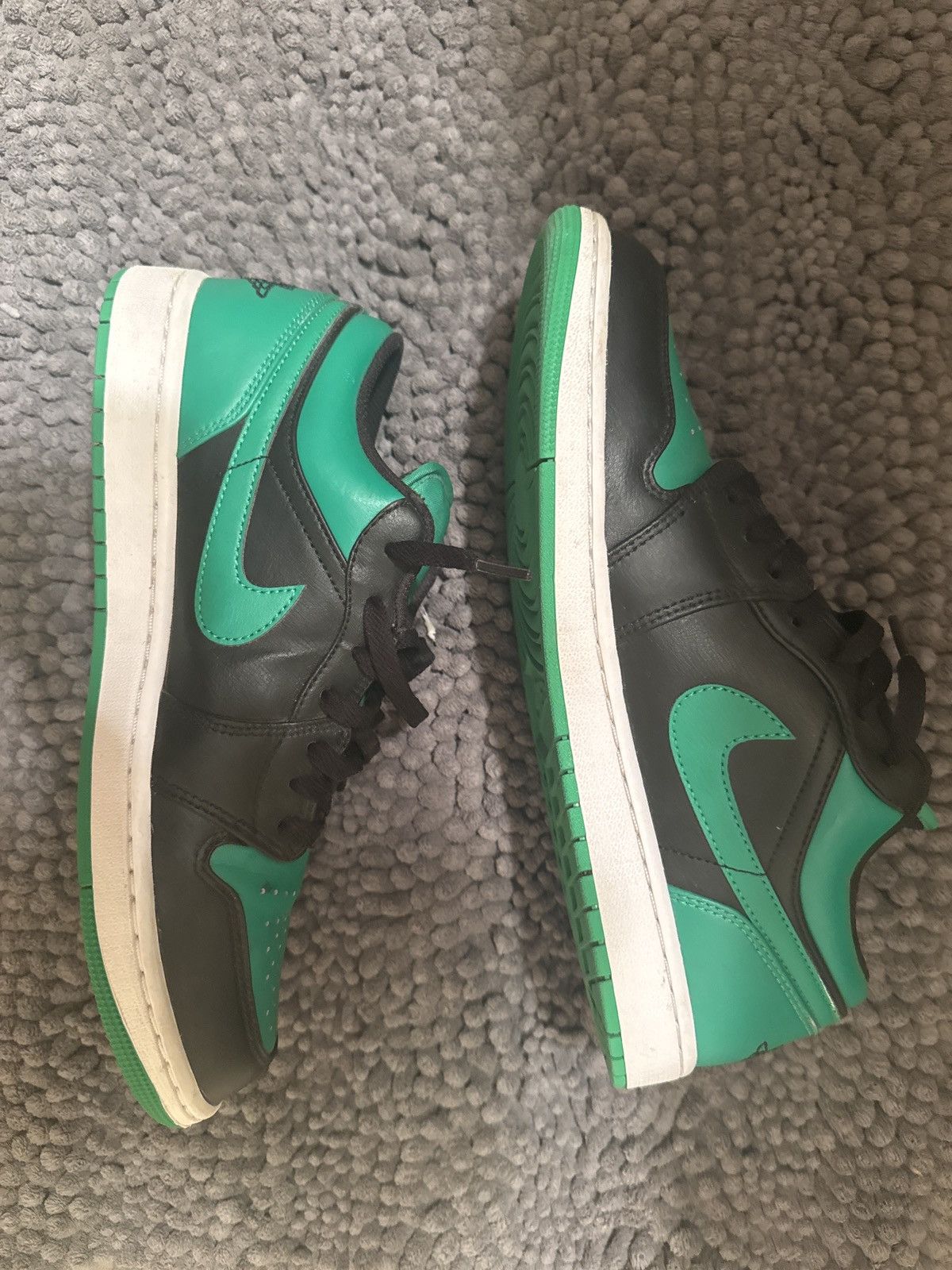 Jordan Brand × Nike Jordan 1 Low Lucky Green Size US 10.5 / EU 43-44 - 2 Thumbnail