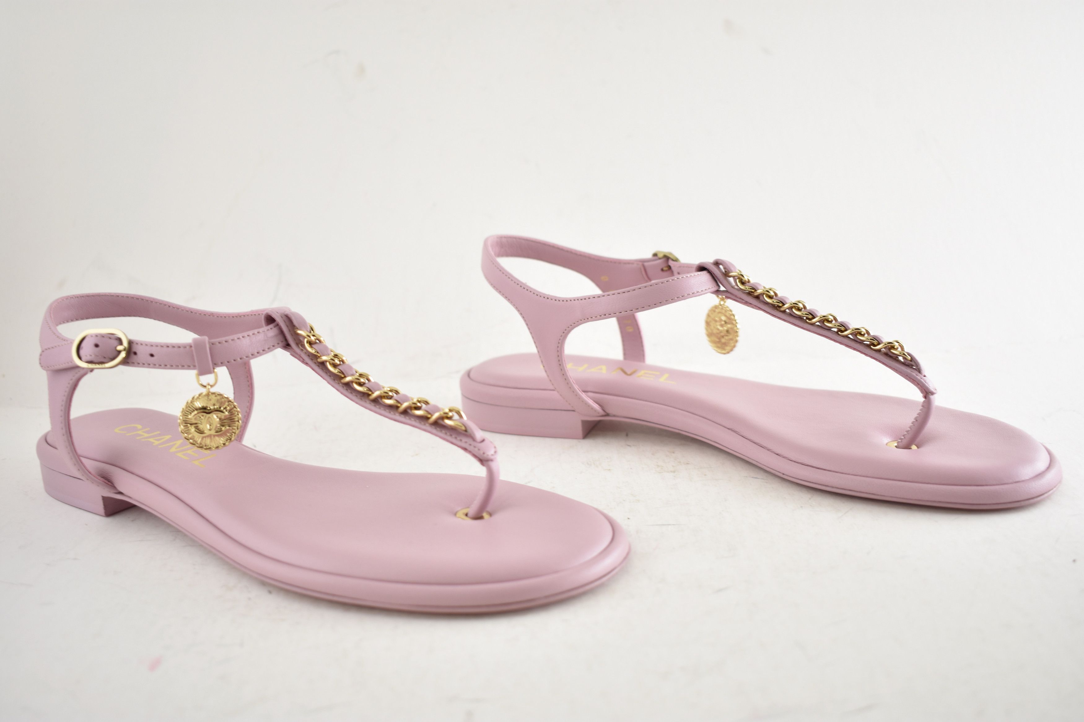 Chanel Chanel 24B Lilac Pink Gold CC Logo Flat Thong Sandal 39.5 Size US 9.5 / IT 39.5 - 4 Thumbnail
