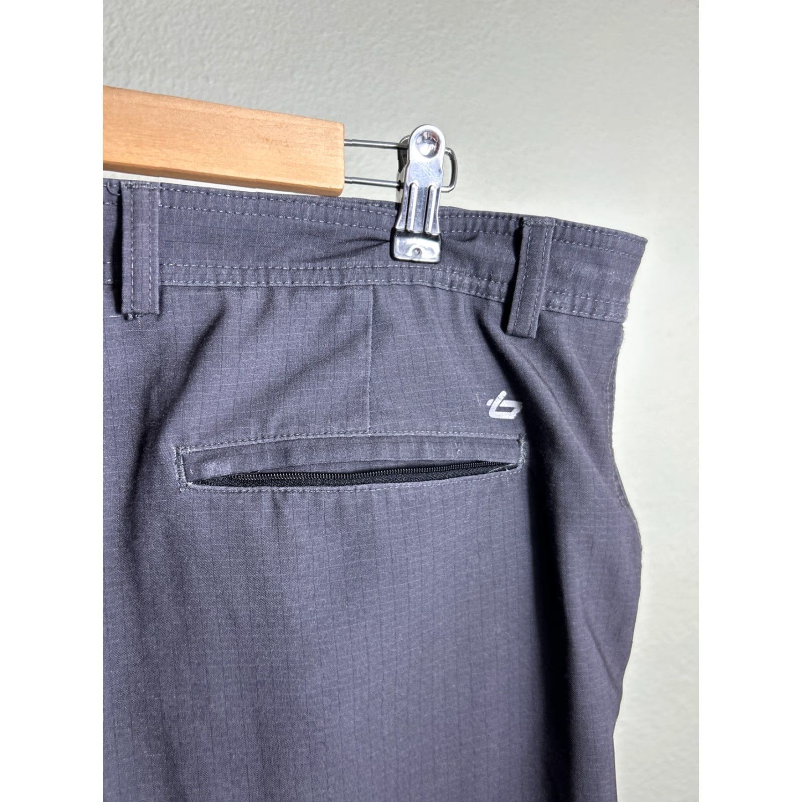 Vintage Bollé Tech Gray Flat Front Performance Shorts Men 40x10 Black/Gray Polyester Spandex Casual Golf Outdoor 10in Inseam Mens Size US 40 / EU 56 - 7 Thumbnail