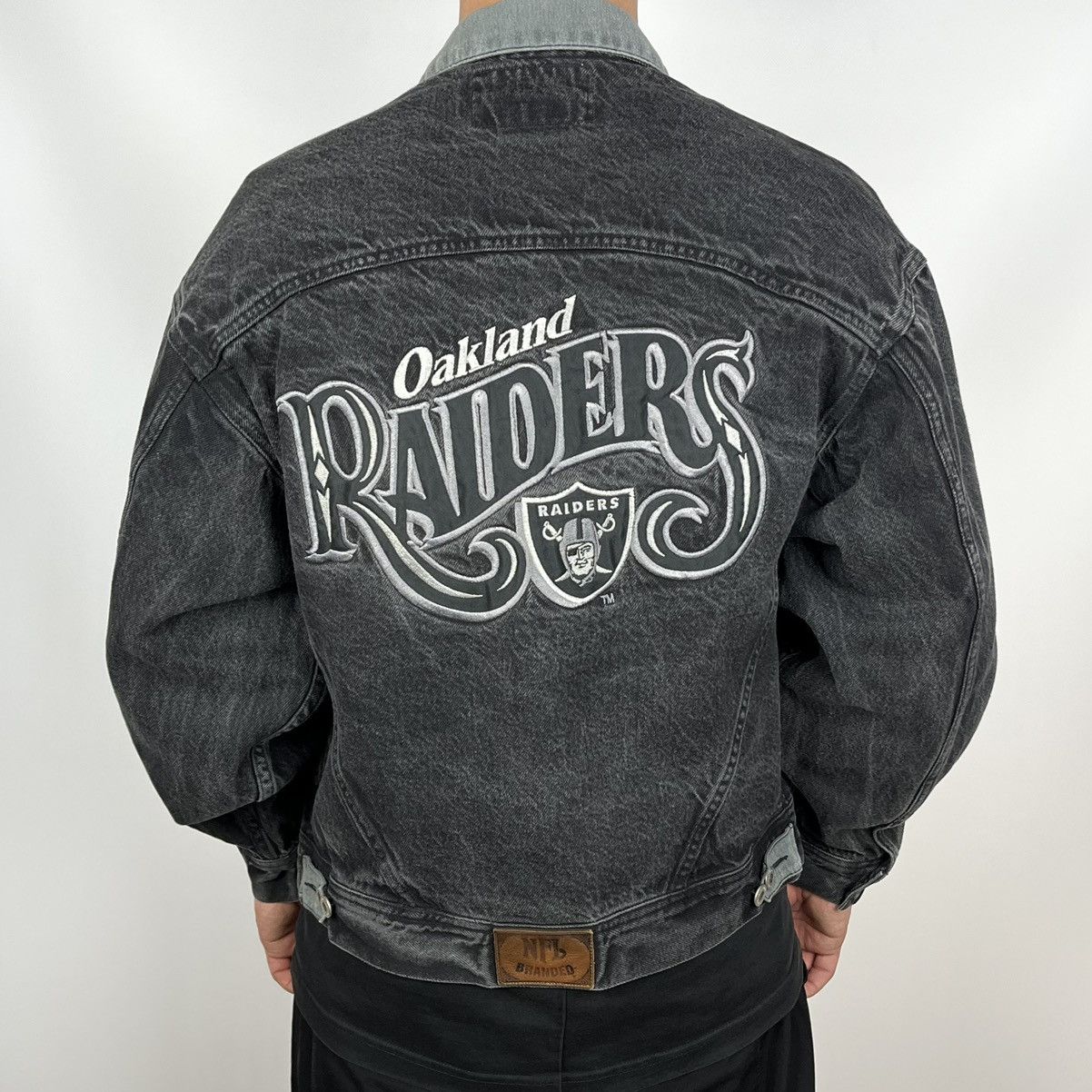 NFL Vintage Oakland Raiders NFL rare big logo denim jacket 90’s Size US M / EU 48-50 / 2 - 15 Thumbnail