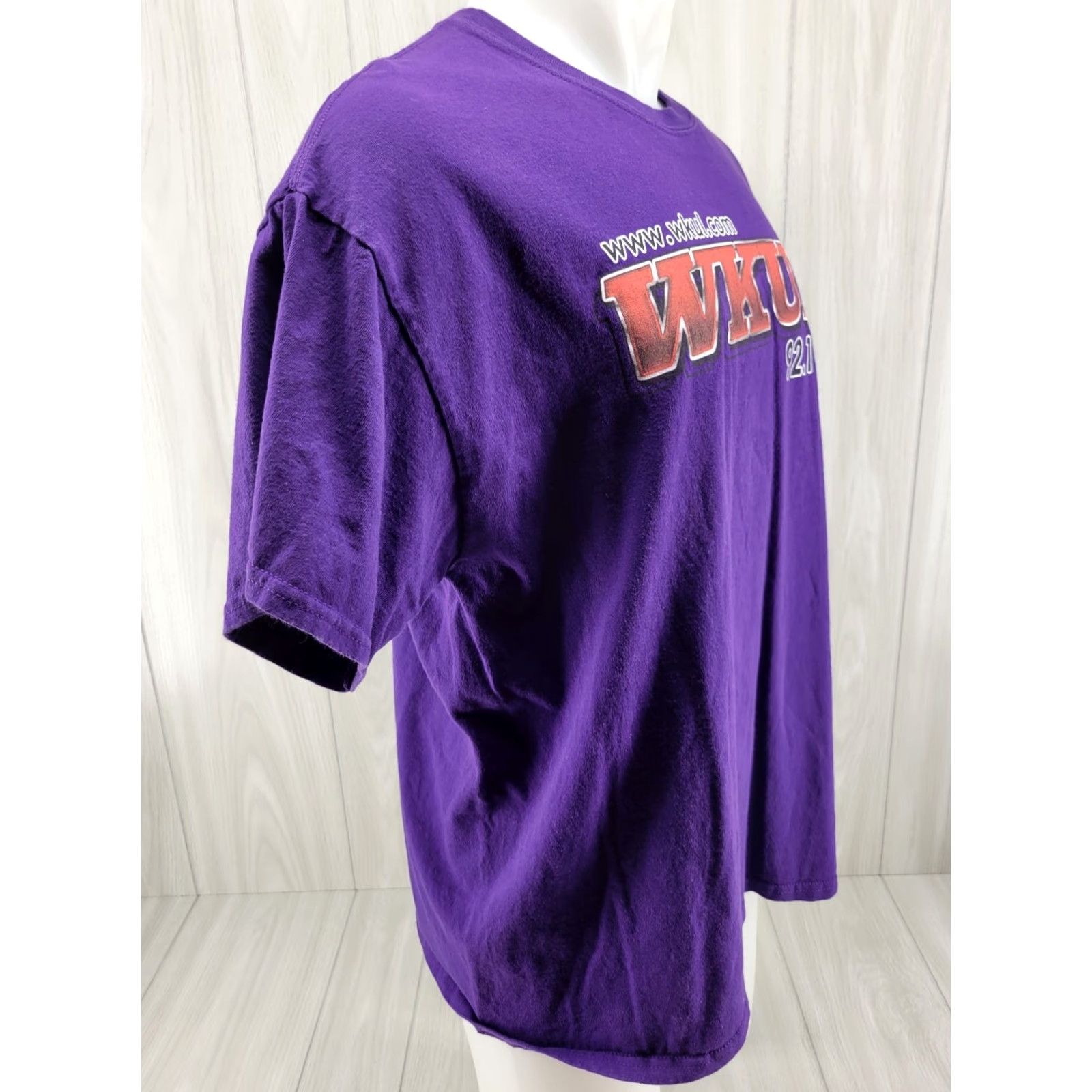 Gildan VINTAGE WKUL 92.1 FM Mens Shirt Purple XL Gildan T-Shirt Short Sleeve Button? Size US XL / EU 56 / 4 - 4 Thumbnail