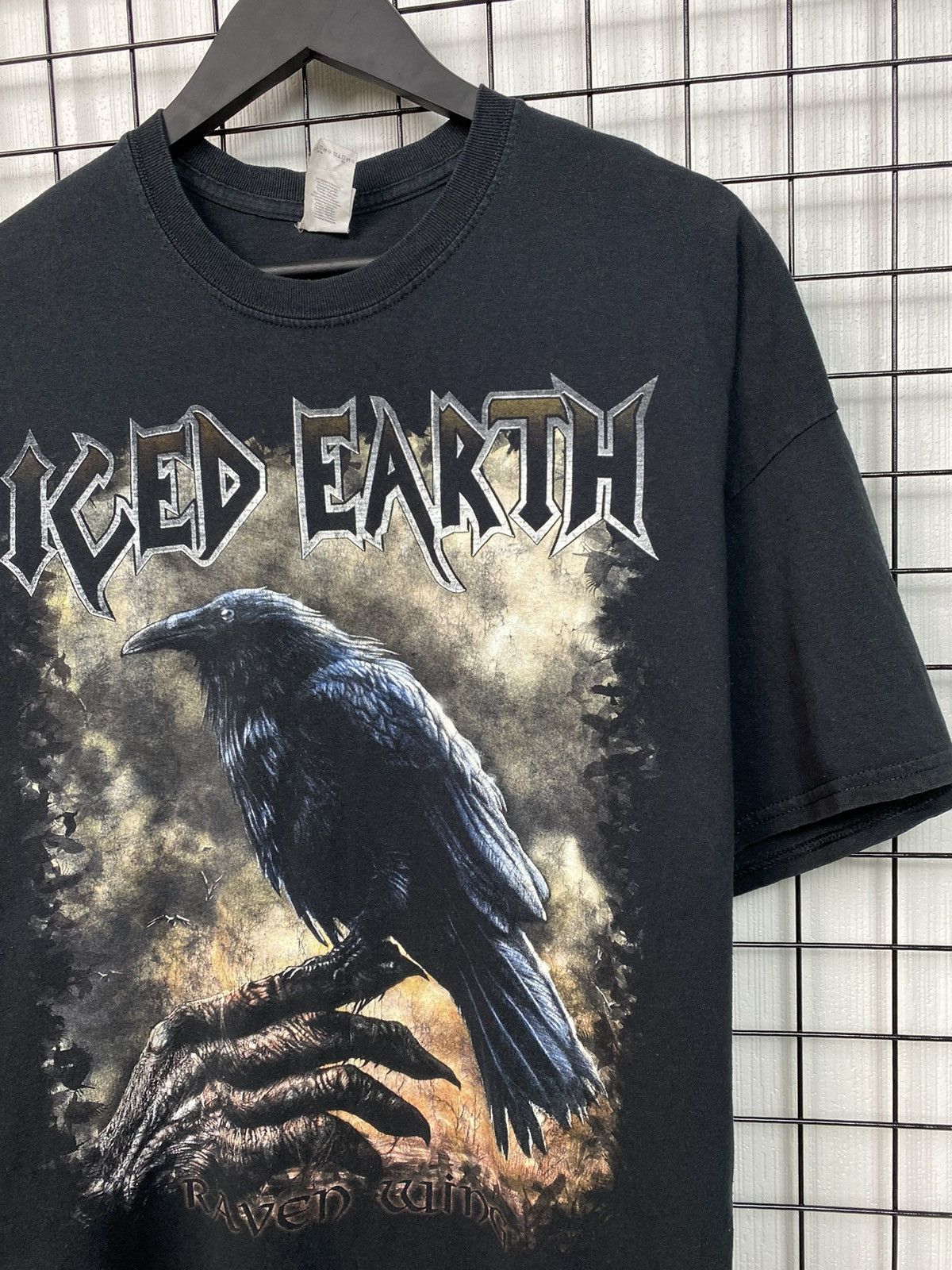 Band Tees Iced Earth Band Tour Tee Vintage Vibe Tshirt men oversized L Size US XXL / EU 58 / 5 - 6 Thumbnail