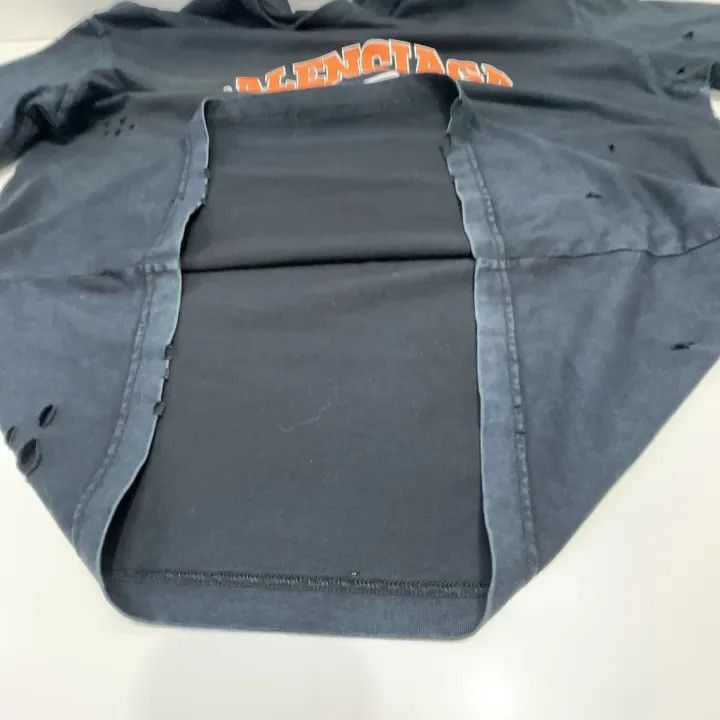 Balenciaga Balenciaga Balenciaga SS22 Maison Distressed Logo TShirt - Size US M / EU 48-50 / 2 - 8 Thumbnail