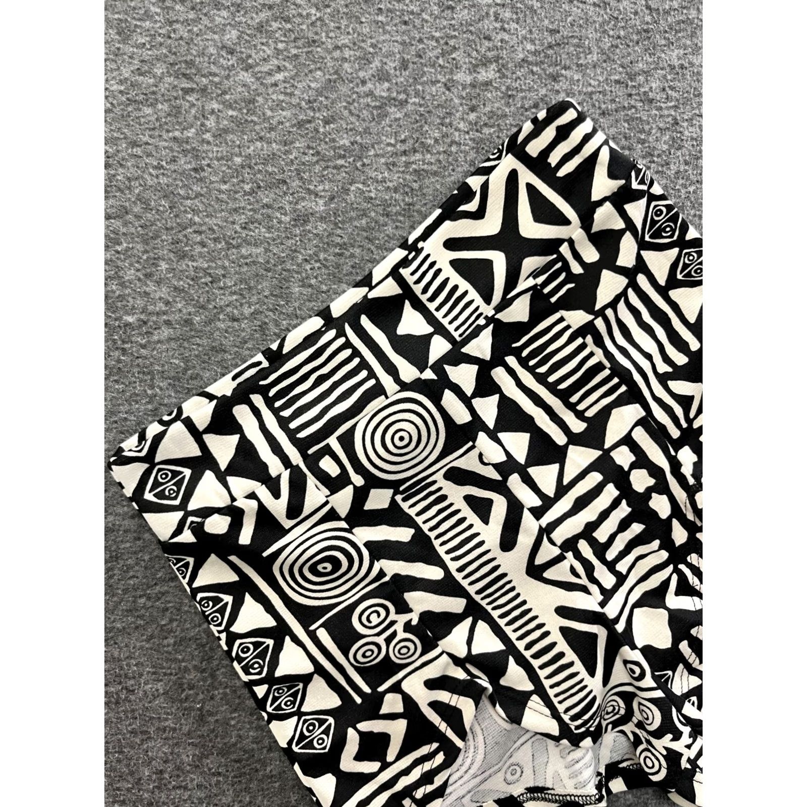 Vintage Codigo Women's Black White Aztec Print Mini Chino Shorts M Adult Regular Slim? Size 32" / US 10 / IT 46 - 6 Thumbnail
