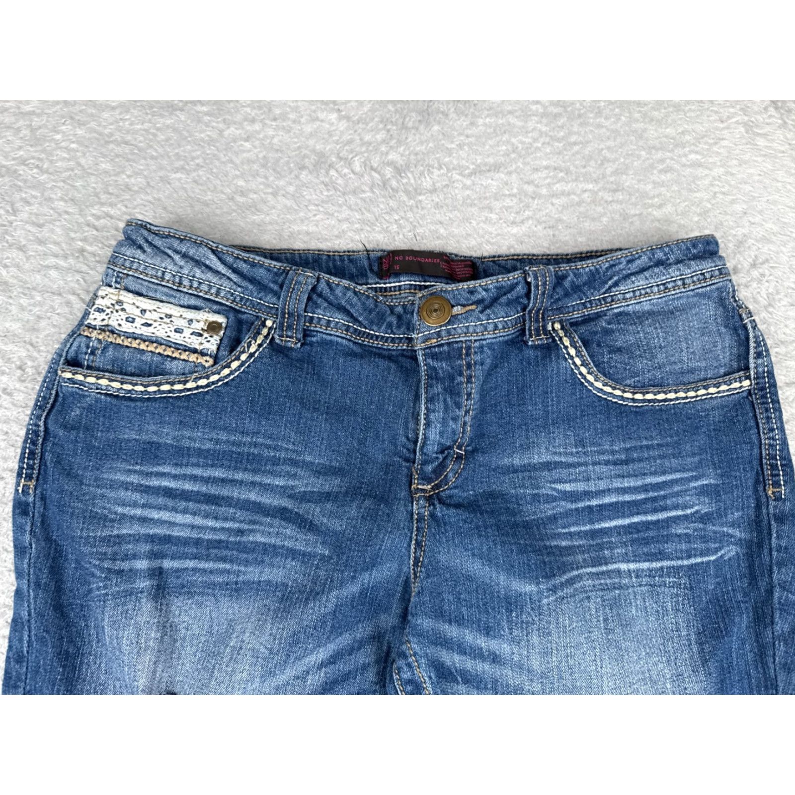 Vintage No Boundaries Jeans Capri Juniors 15 Blue Denim Low Rise 20in Inseam 30x20 Embroidered Distressed 5-Pocket Denim Cotton Blend Womens Jeans Size 36" / US 14 / IT 50 - 4 Thumbnail