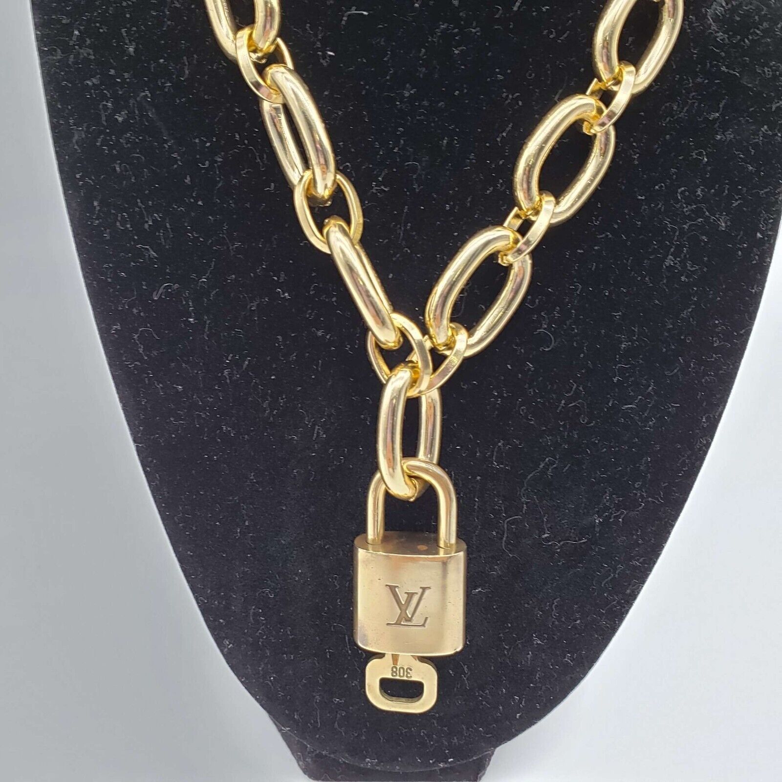 Louis Vuitton Auth Louis Vuitton Lock & Key w/ Unbranded Gold Plated Chain Size ONE SIZE - 2 Thumbnail