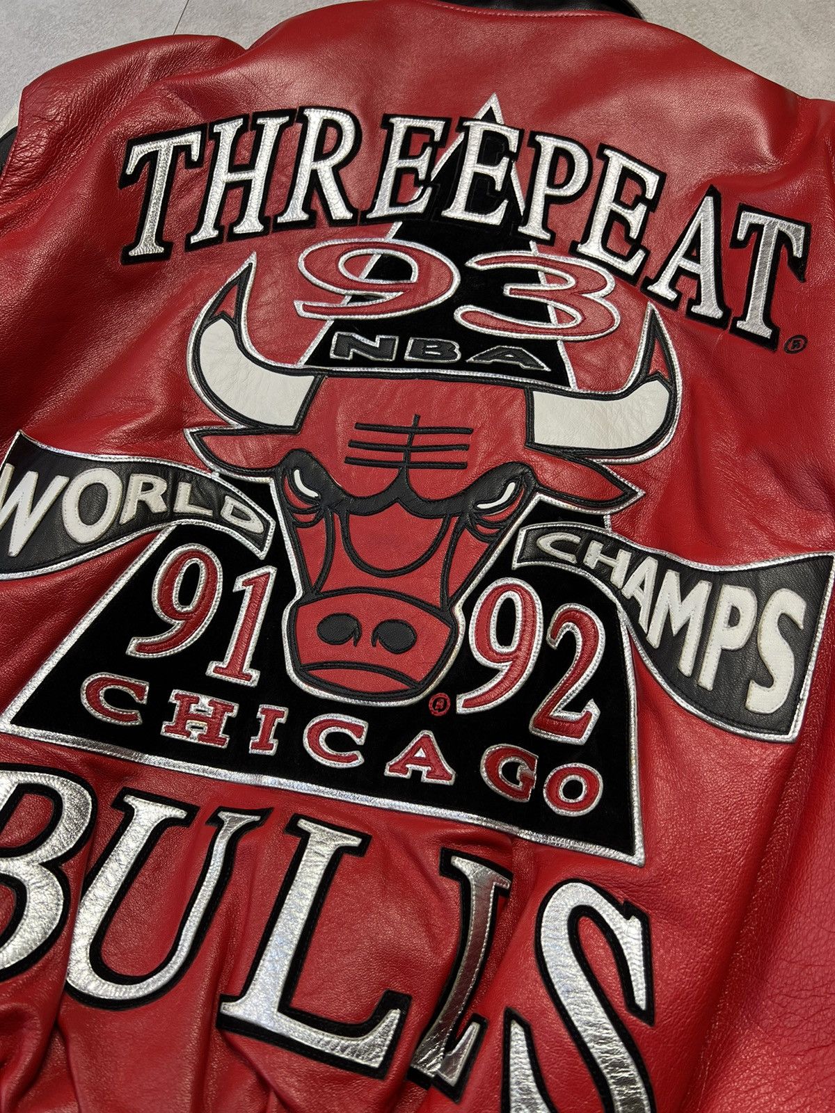 Jeff Hamilton × NBA DS Jeff Hamilton NBA Bulls 3 Three Peat Leather Jacket Size US L / EU 52-54 / 3 - 2 Thumbnail