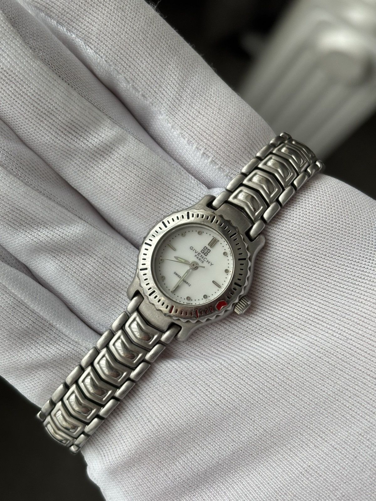 Givenchy Givenchy quartz watch diver style polar white dial Size ONE SIZE - 5 Thumbnail