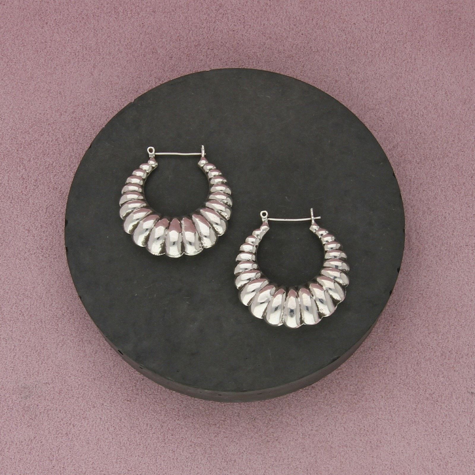 Sterling Silver sterling silver vintage puffy scalloped shrimp hoop earrings Size ONE SIZE - 1 Thumbnail