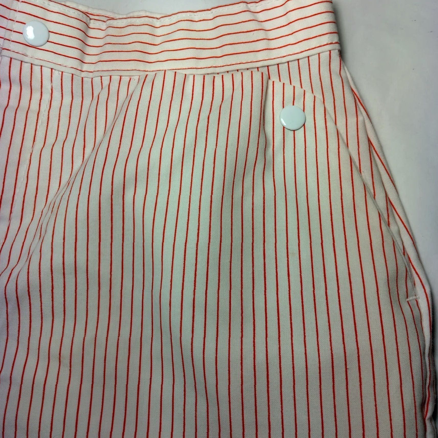 Vintage VINTAGE 1960s Shorts Women Size 11 White Red Striped Snap Pockets Hong Kong READ Size 32" / US 10 / IT 46 - 6 Thumbnail