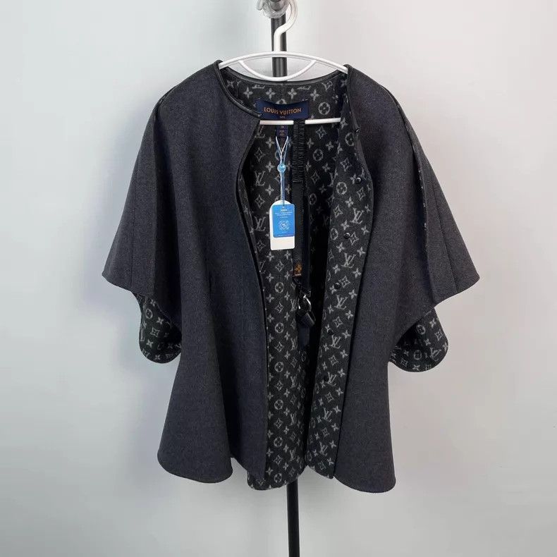 Louis Vuitton Louis Vuitton Wool lining with full print and aged flower Size XS / US 0-2 / IT 36-38 - 1 Thumbnail