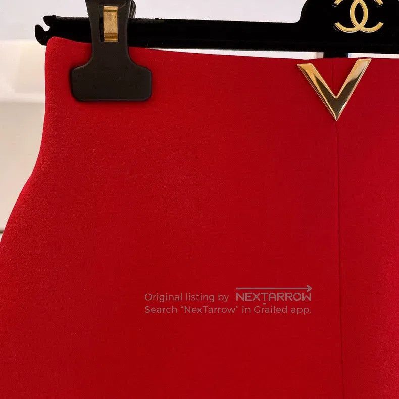 Valentino Valentino Red shorts with the V logo Size 37" - 3 Thumbnail