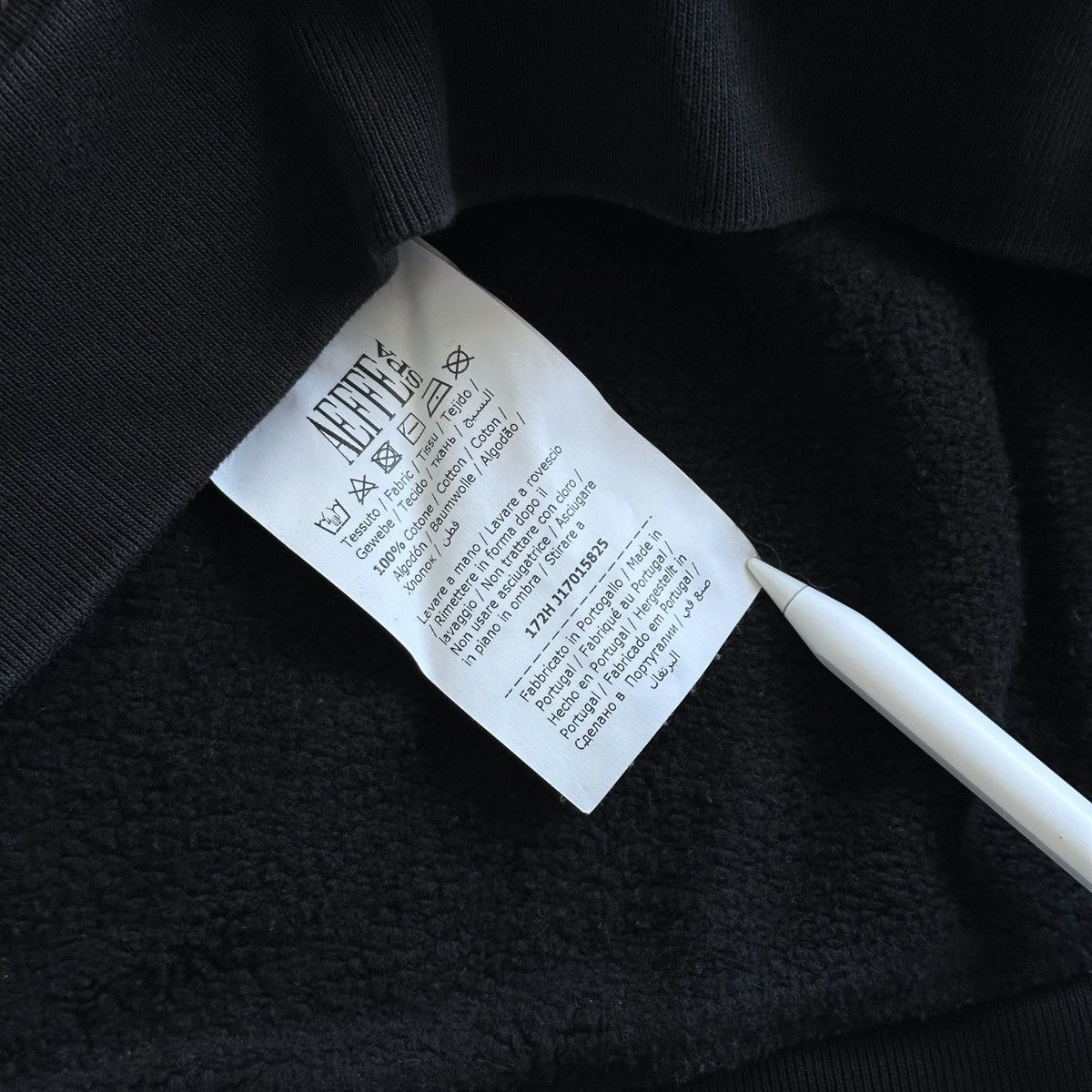 Boutique Moschino BOUTIQUE MOSCHINO Butterfly Graphic Black Sweatshirt Size XL / US 12-14 / IT 48-50 - 6 Thumbnail