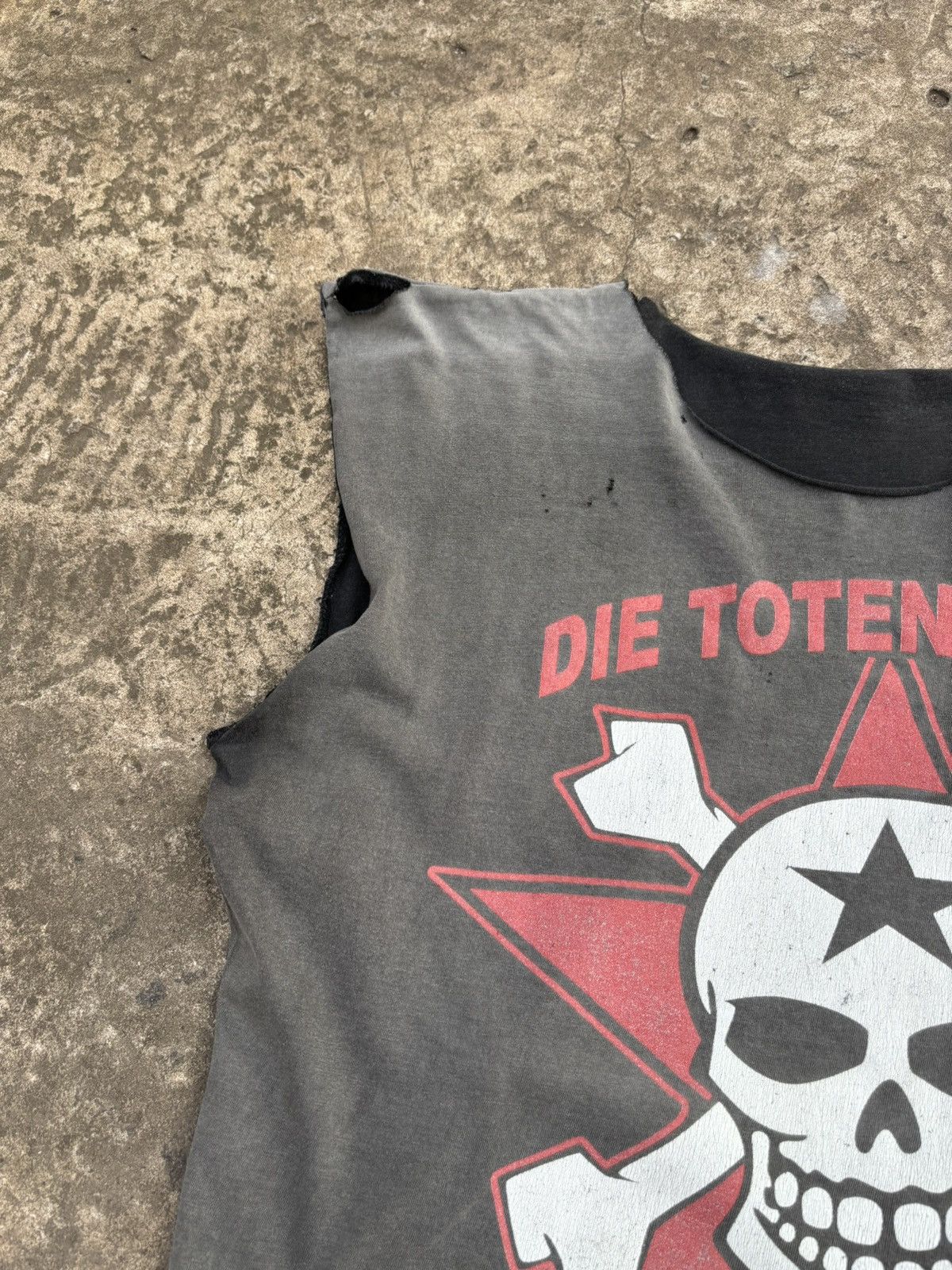 Vintage Trashed Faded Cropped Die Toten Hosen Skull Tank Top Size US L / EU 52-54 / 3 - 5 Thumbnail