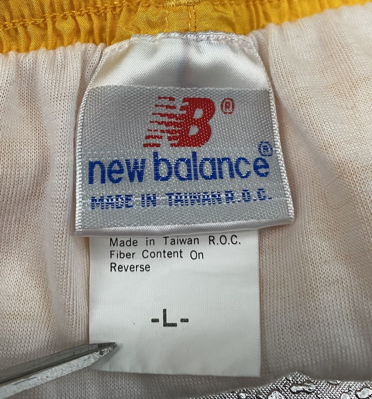 New Balance VTG 90’s New Balance Taxi Yellow Lined Windbreaker Shorts Size US 36 / EU 52 - 5 Thumbnail