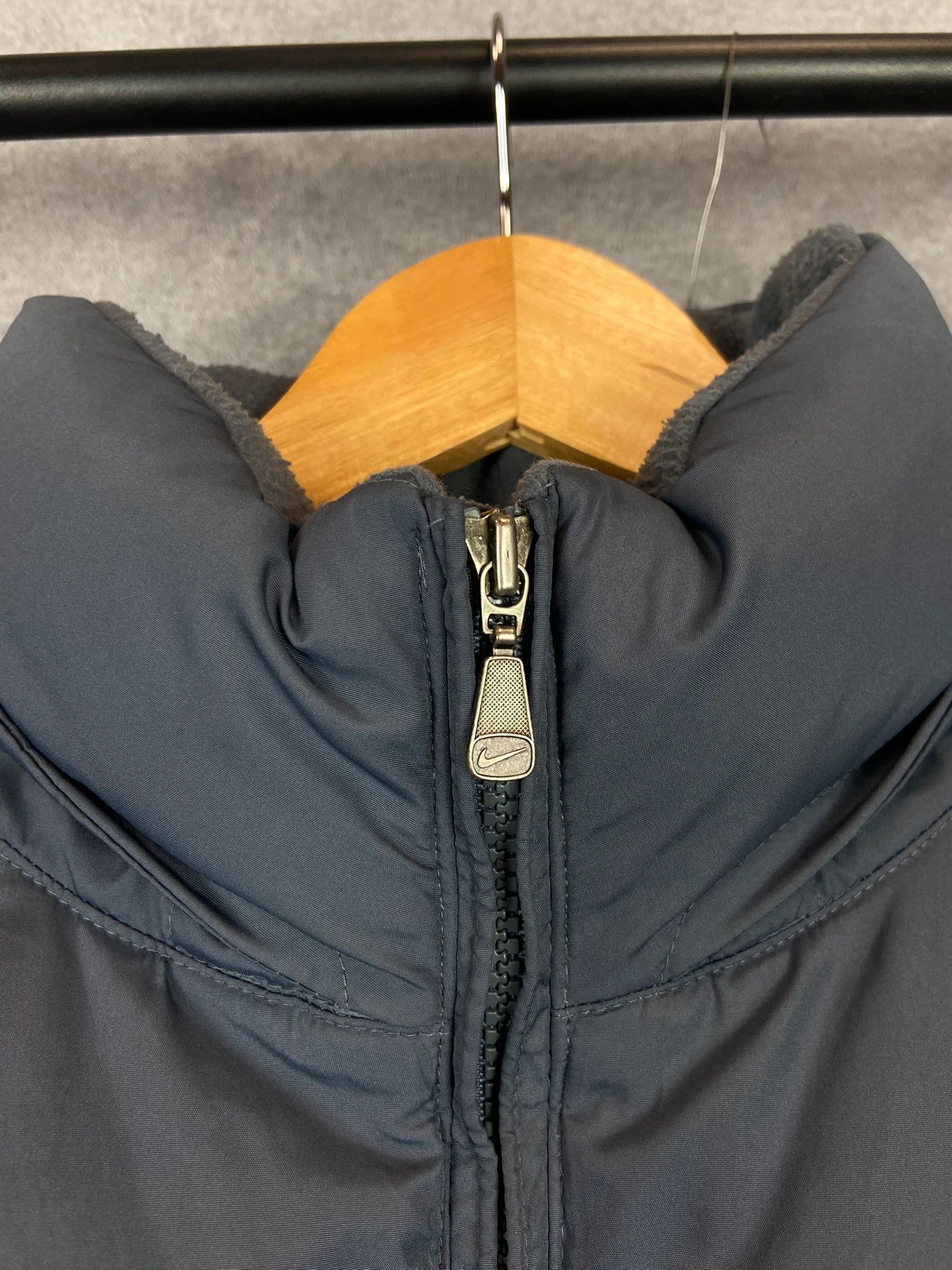 Nike Nike Grey Puffer Vest – Minimal Swoosh Insulated Gilet L Size US L / EU 52-54 / 3 - 3 Thumbnail