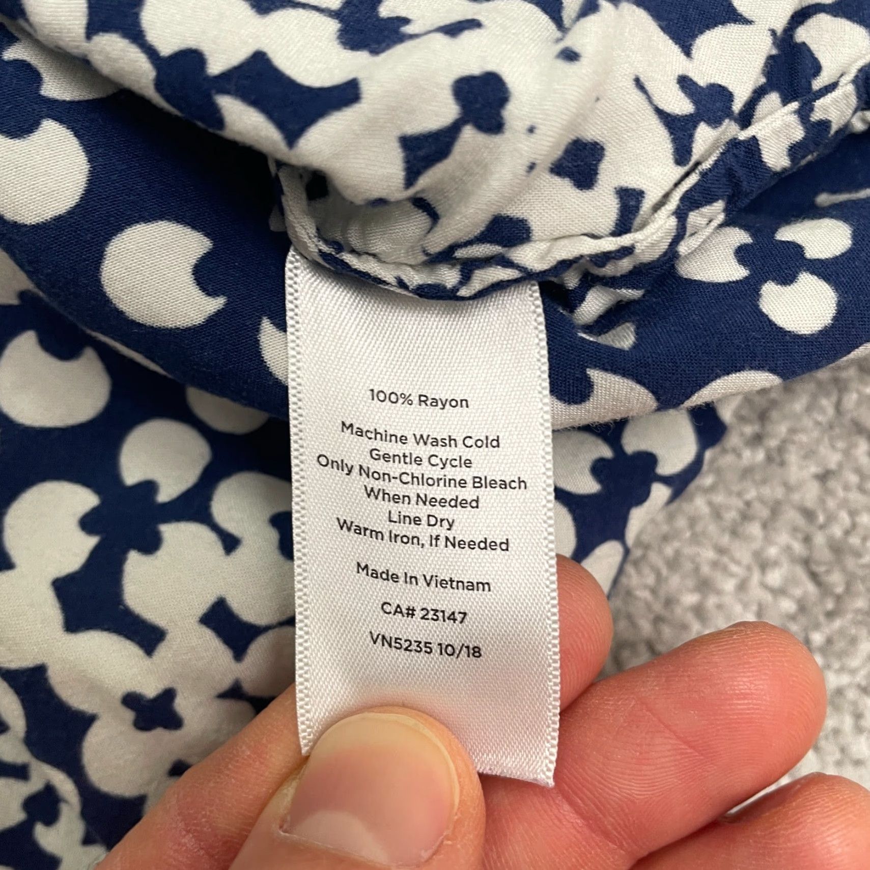 Talbots Talbots Blouse Shirt Women Petite Tunic Blue White Floral Knit Rayon Long Sleeve V-Neck Tie Casual Size M / US 6-8 / IT 42-44 - 7 Thumbnail