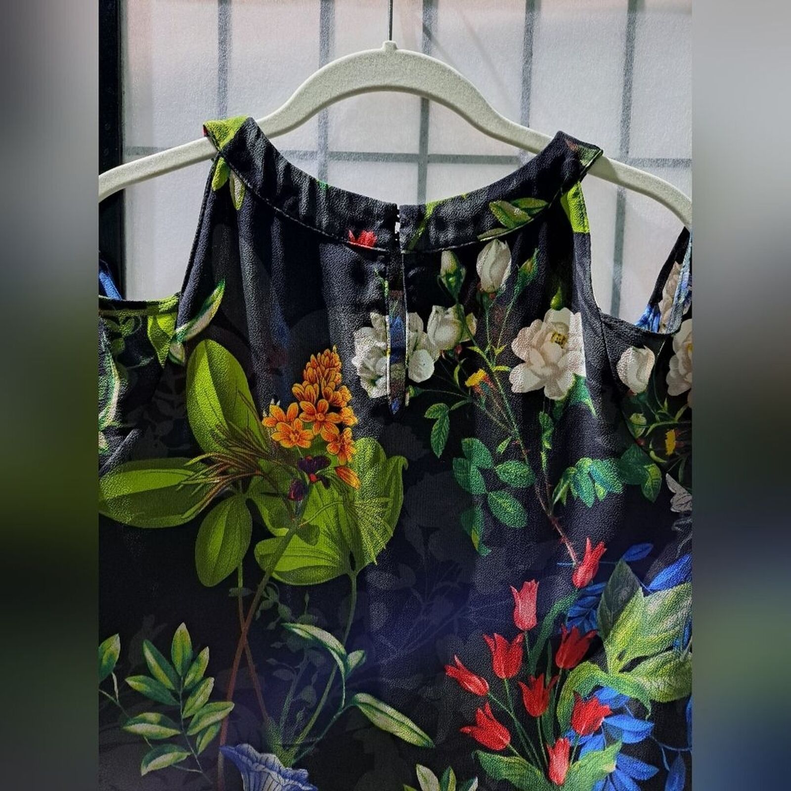 Other Lulu's colorful floral 'cold-shoulder' black blouse top sz S Size S / US 4 / IT 40 - 3 Thumbnail