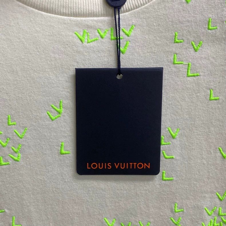 Louis Vuitton Louis Vuitton size 4l White and green airplane embroidered Size US M / EU 48-50 / 2 - 4 Thumbnail