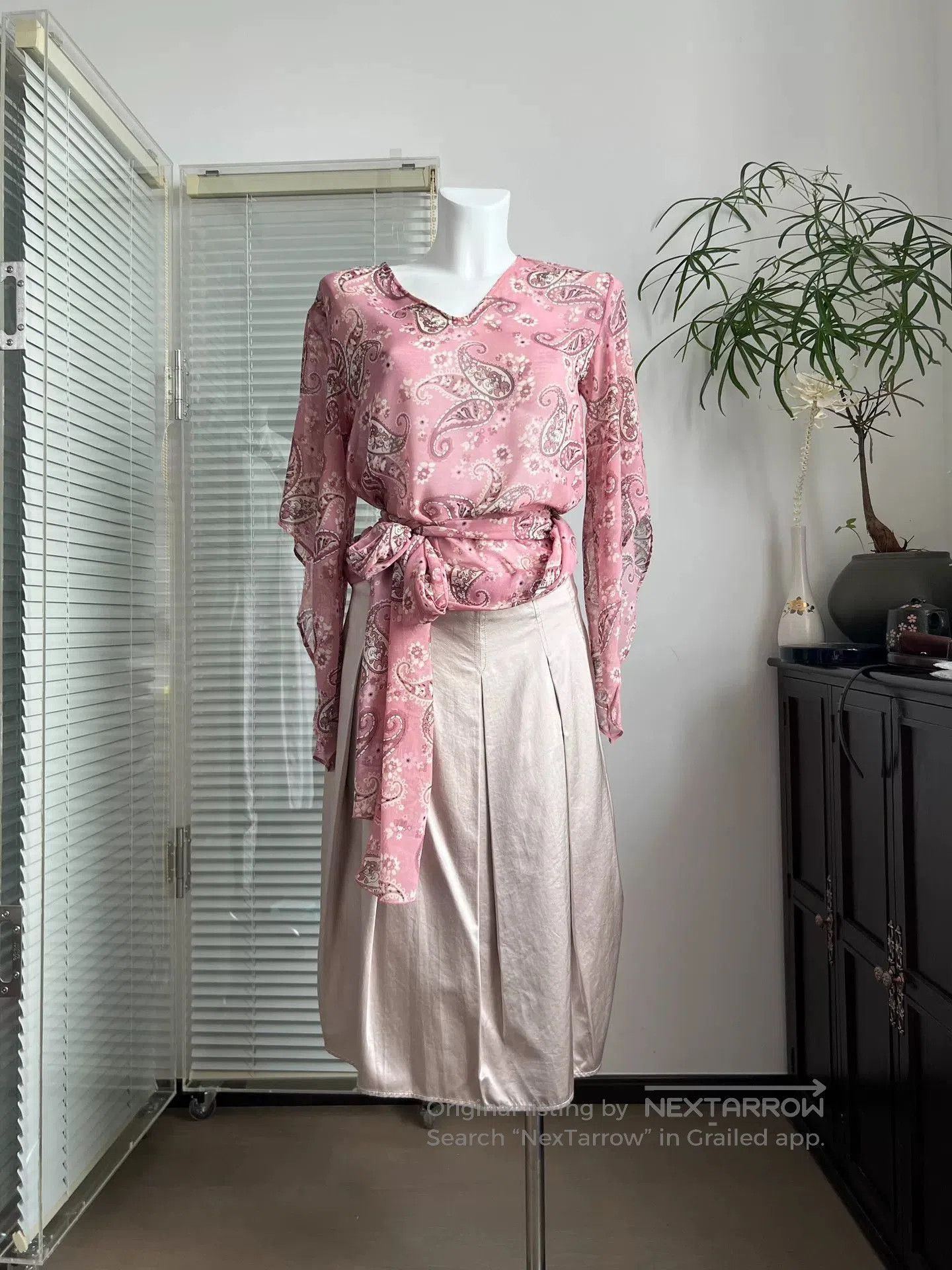 Other Vintage Pink Paisley Ruffled Sleeve Blouse. Size M / US 6-8 / IT 42-44 - 1 Thumbnail