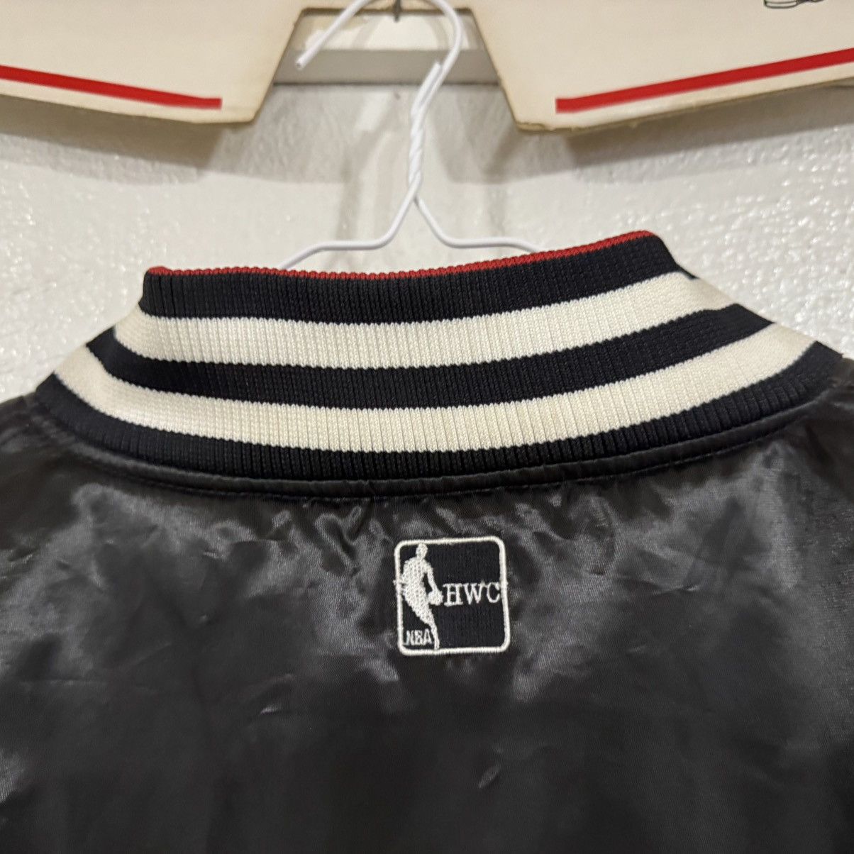 Majestic NBA Chicago Bulls Reversible Red Black Satin Jacket 2-3XL Size US XXL / EU 58 / 5 - 9 Thumbnail