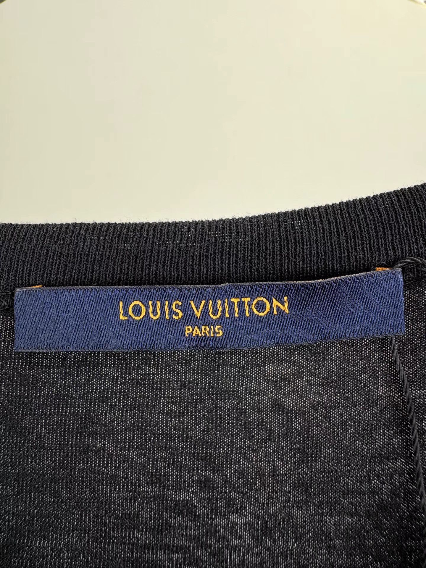 Louis Vuitton LV Black Victory Gesture Short Sleeve K1 Size US XL / EU 56 / 4 - 4 Thumbnail