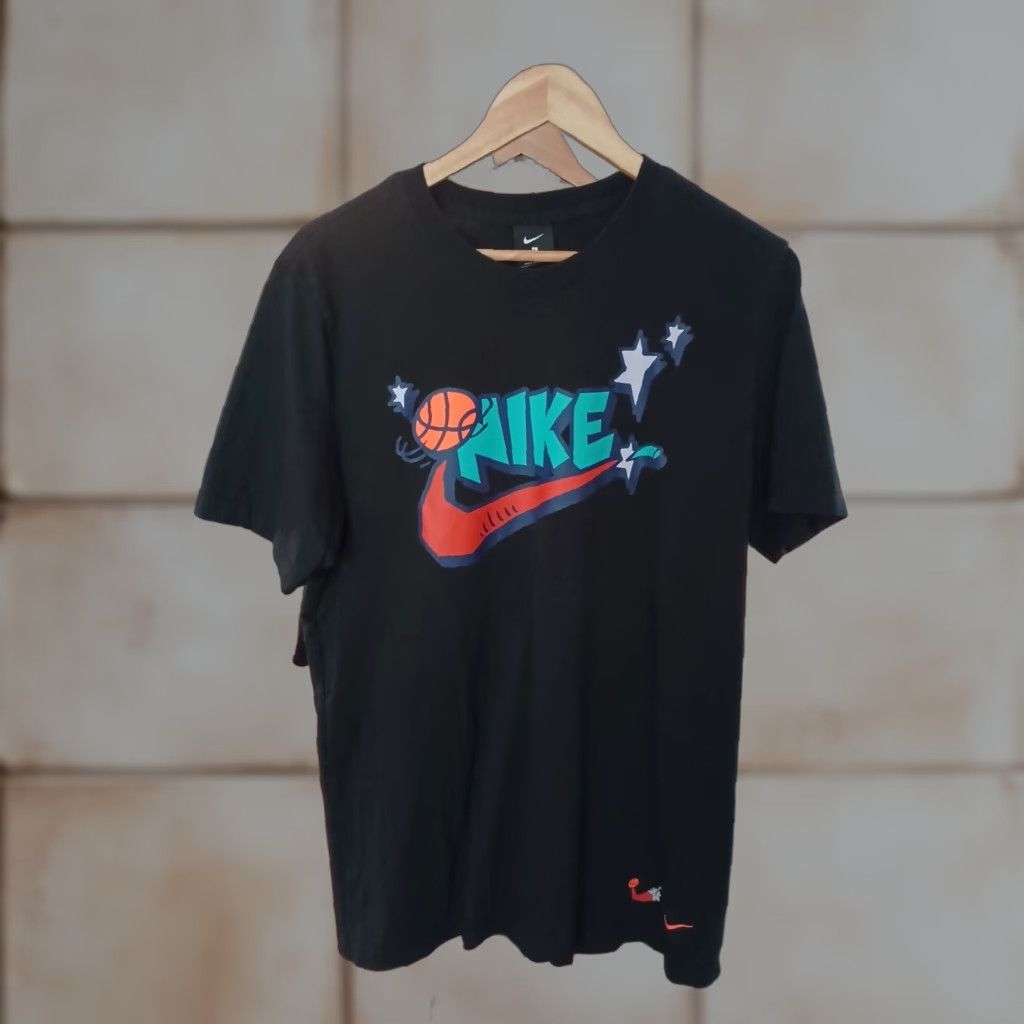 Nike VINTAGE Nike Basketball Spell Out T-shirt Men L Black Phoenix Sized L Shirt Mens Size US L / EU 52-54 / 3 - 1 Thumbnail