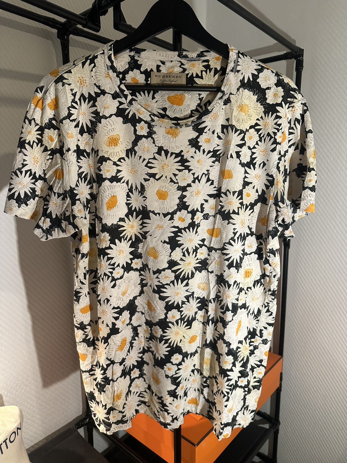 Burberry Burberry Daisy Print T-Shirt L, Portugal — Floral Allover Size US L / EU 52-54 / 3 - 1 Thumbnail