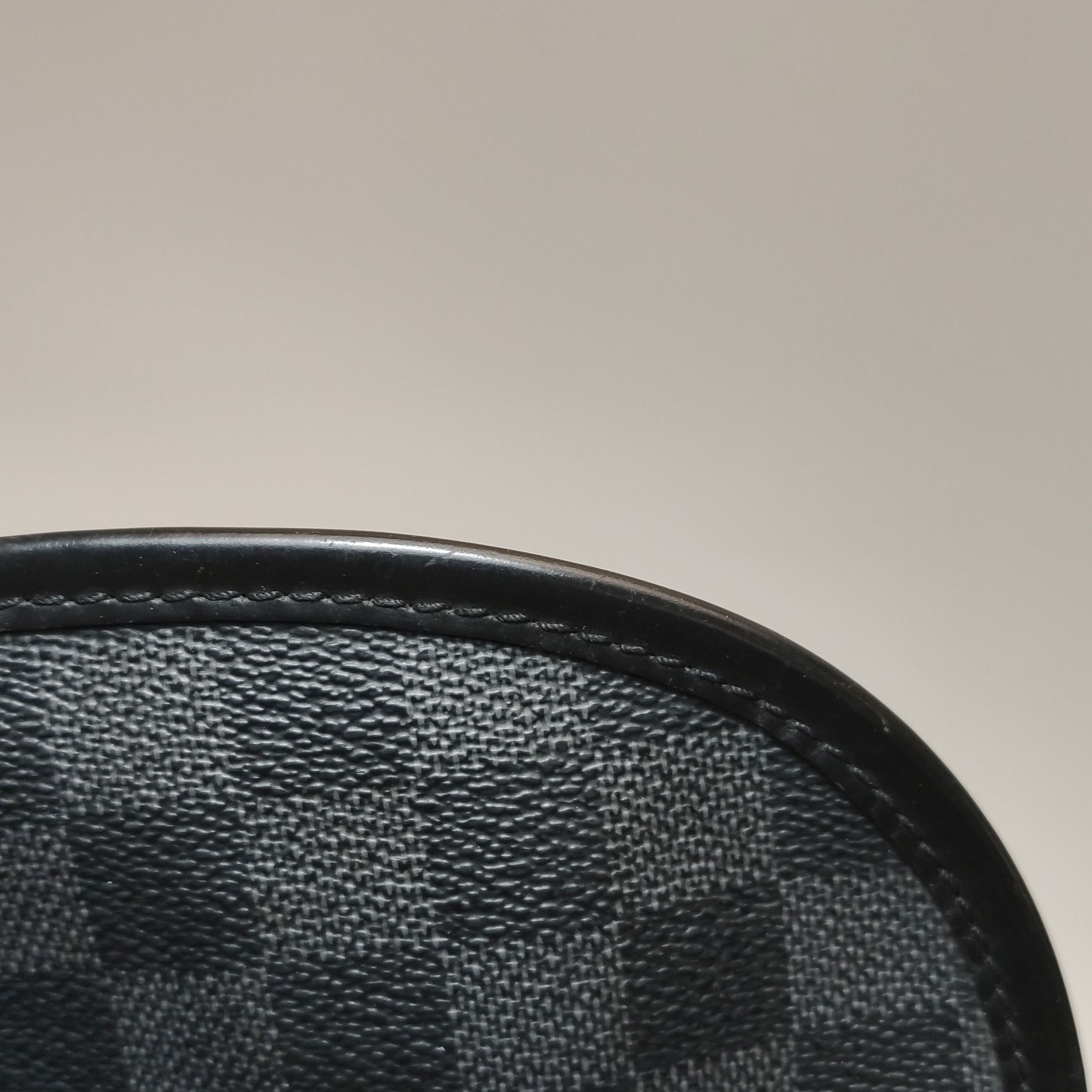 Louis Vuitton Louis Vuitton (LV) District leather checkerboard flap messe Size ONE SIZE - 4 Thumbnail