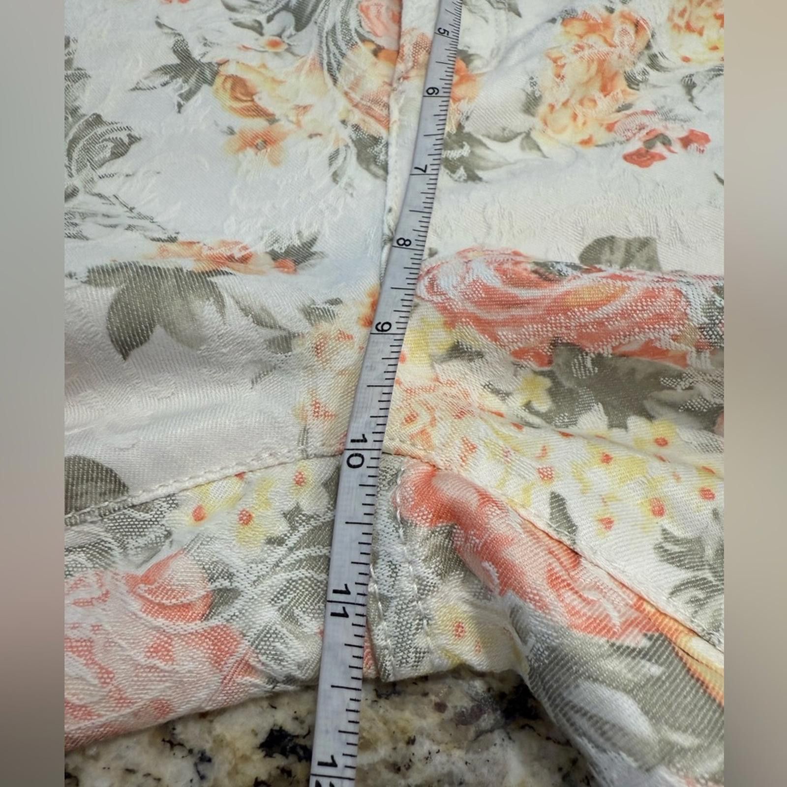 Charter Club Charter Club Bristol Cream floral cropped jeans SZ 10 petite Size 32" / US 10 / IT 46 - 12 Thumbnail