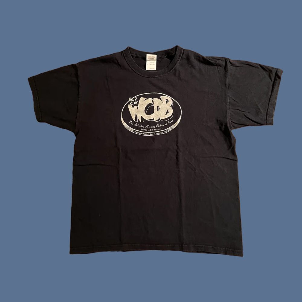 Gildan VINTAGE 90.9 WCDB Saturday Morning Edition of Jazz Bill McCann Shirt Men’s L Black Shirt T-Shirt Music Band Retro Logo Print Size US L / EU 52-54 / 3 - 1 Thumbnail