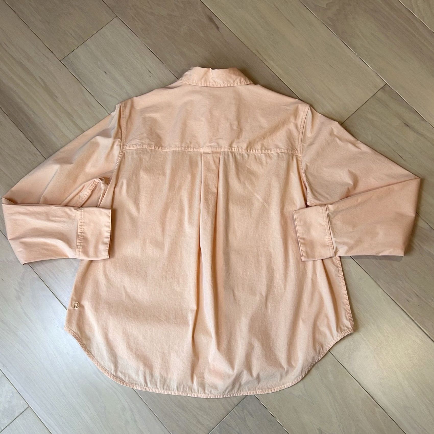 Lululemon Lululemon Relaxed-Fit Poplin Button Up Shirt Peach Bellini Women’s Small Shirt Regular S Orange Solid Long Sleeve Button-Up Casual Travel Women Size S / US 4 / IT 40 - 3 Thumbnail