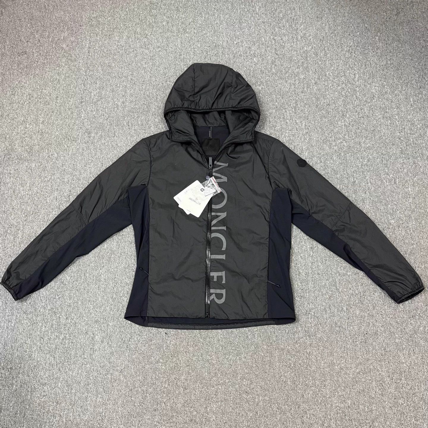 Moncler Moncler black tech embossed logo puffer 3 unused Size US L / EU 52-54 / 3 - 1 Thumbnail
