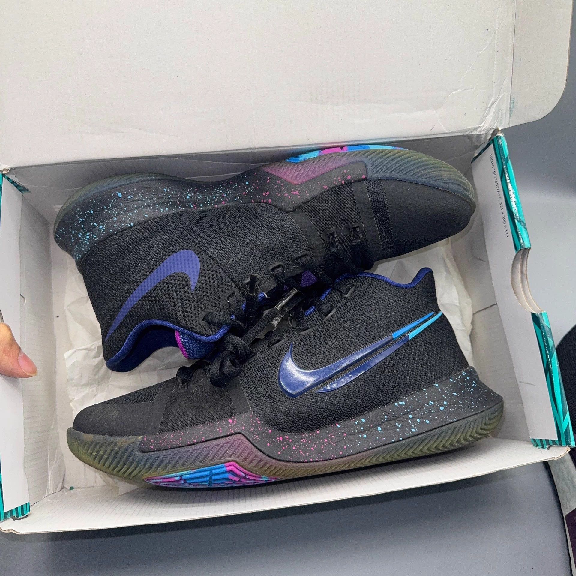 Nike Nike Kyrie 3 Broken Hook Black 40.5 Size US 9.5 / IT 39.5 - 5 Thumbnail