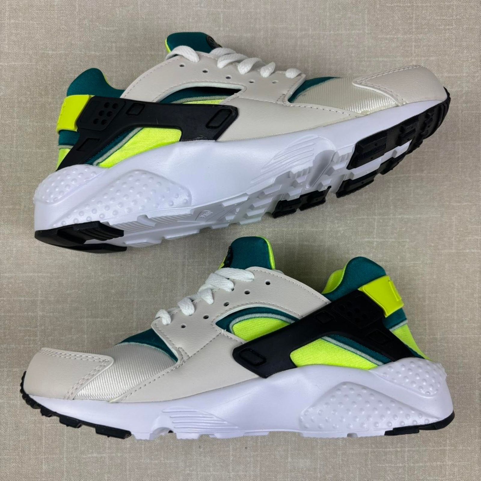Nike 2022 Nike Air Huarache Run “White Volt Bright Spruce” 7.5W Size US 7.5 / IT 37.5 - 4 Thumbnail