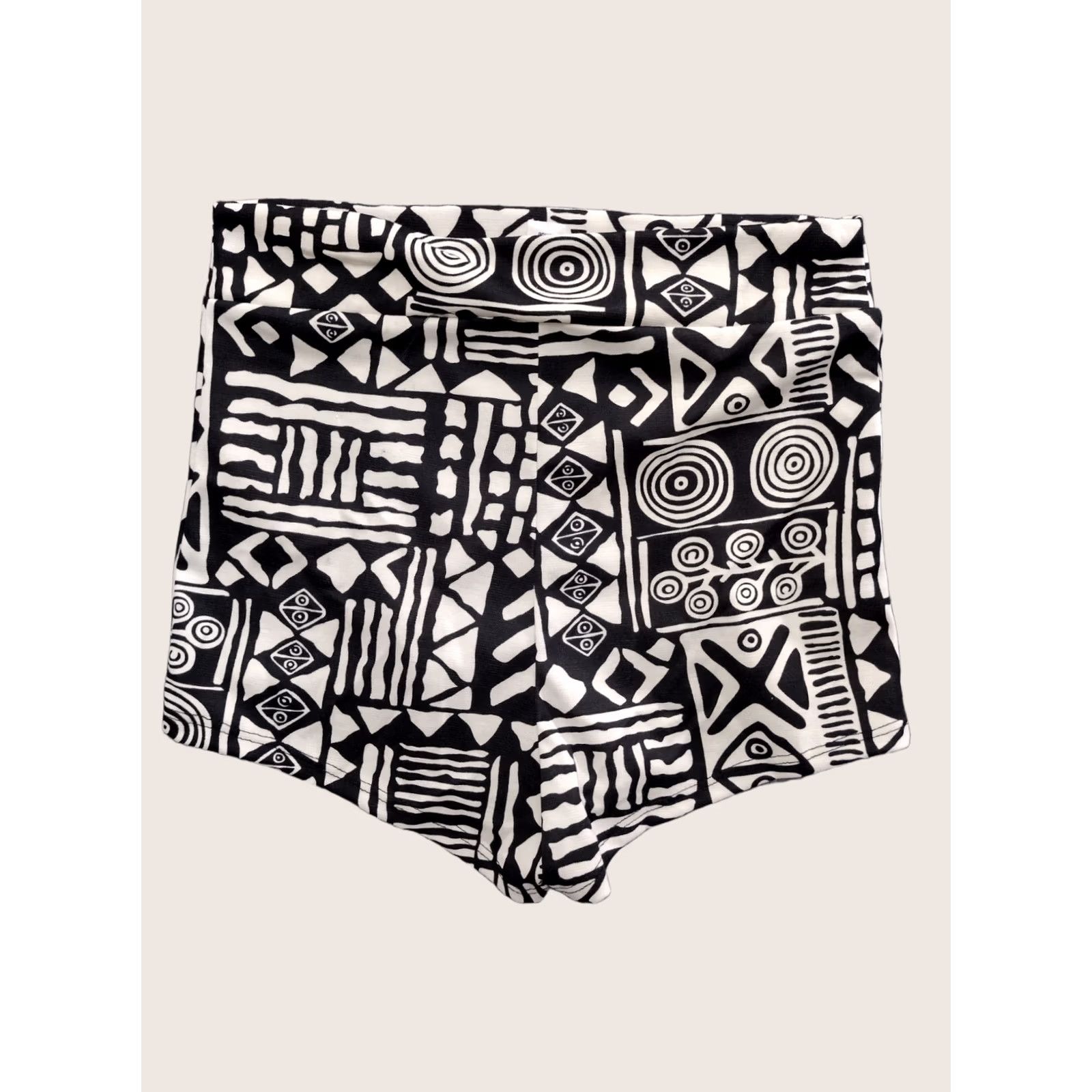 Vintage Codigo Women's Black and White Aztec Print Mini Chino Shorts Preppy Size L Size 36" / US 14 / IT 50 - 1 Thumbnail