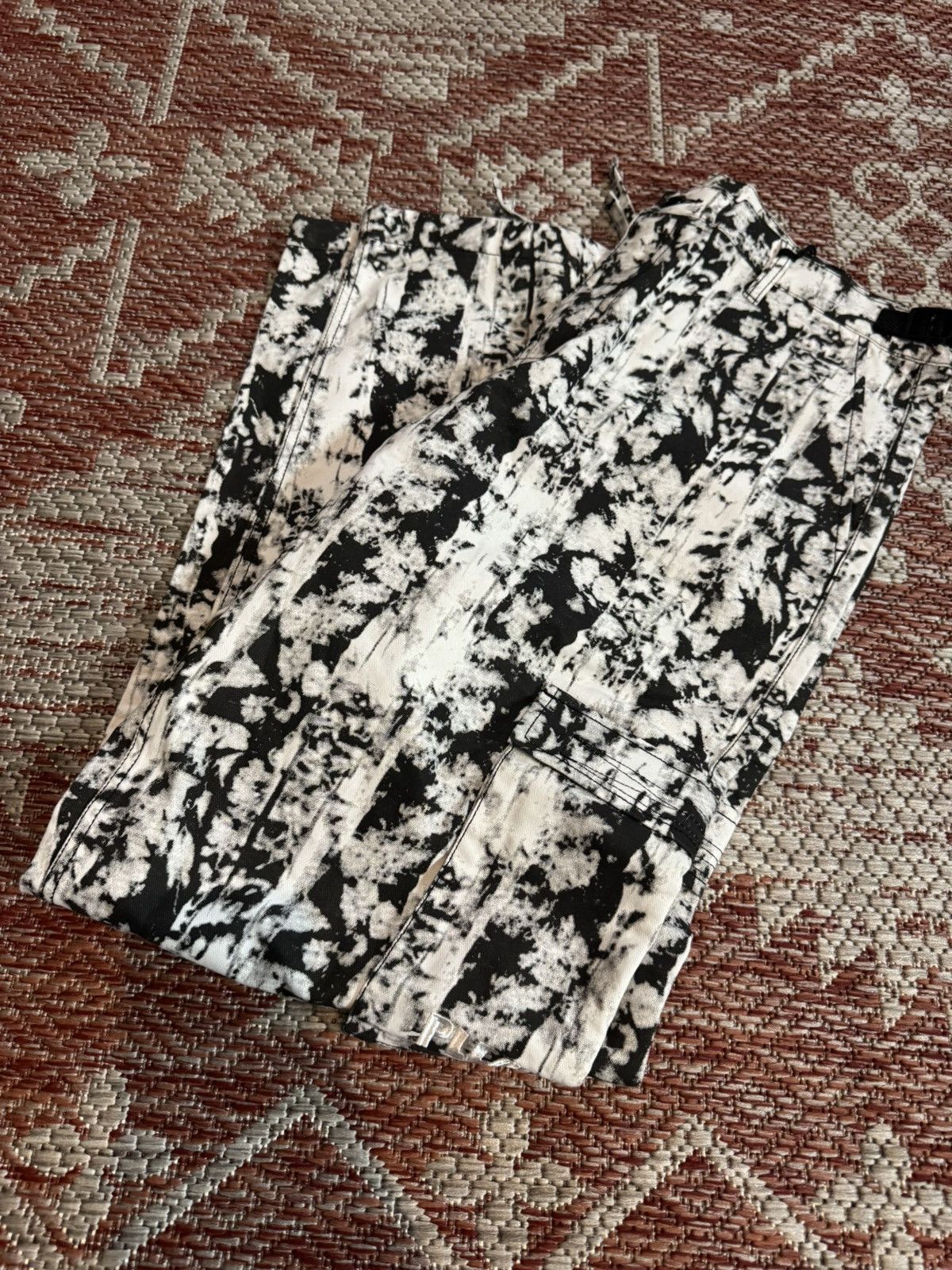 Pleasures Men’s Cargo Pants White and Black Sz 34