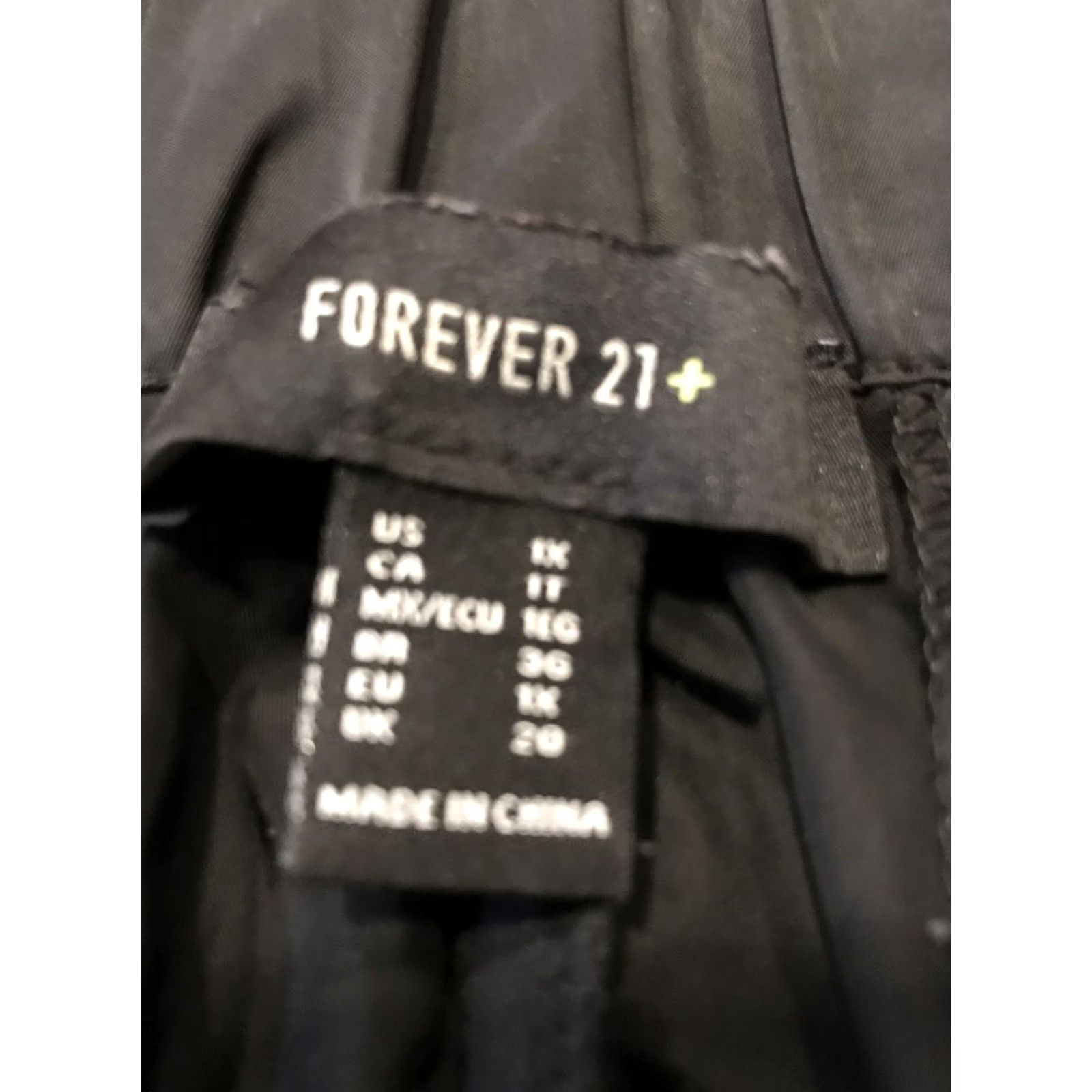 Forever 21 FOREVER 21+ Plus Womens Pants 1X Joggers Black Polyester Slick High Rise 28 In Inseam Straight Size 1X Size 40" / US 18 - 2 Thumbnail
