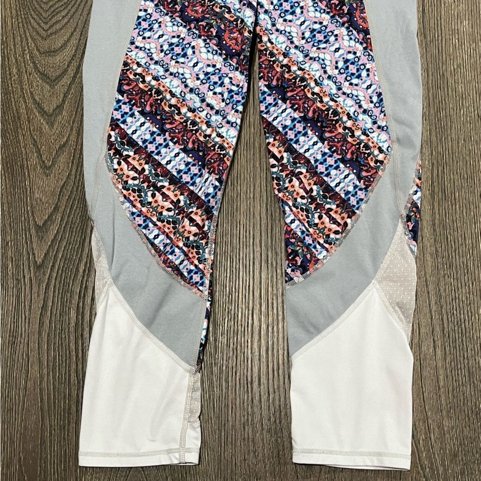 Athleta Athleta Nomad Salutations Cropped Mid Rise Bohemian Gray Size 26" / US 2 / IT 38 - 2 Thumbnail