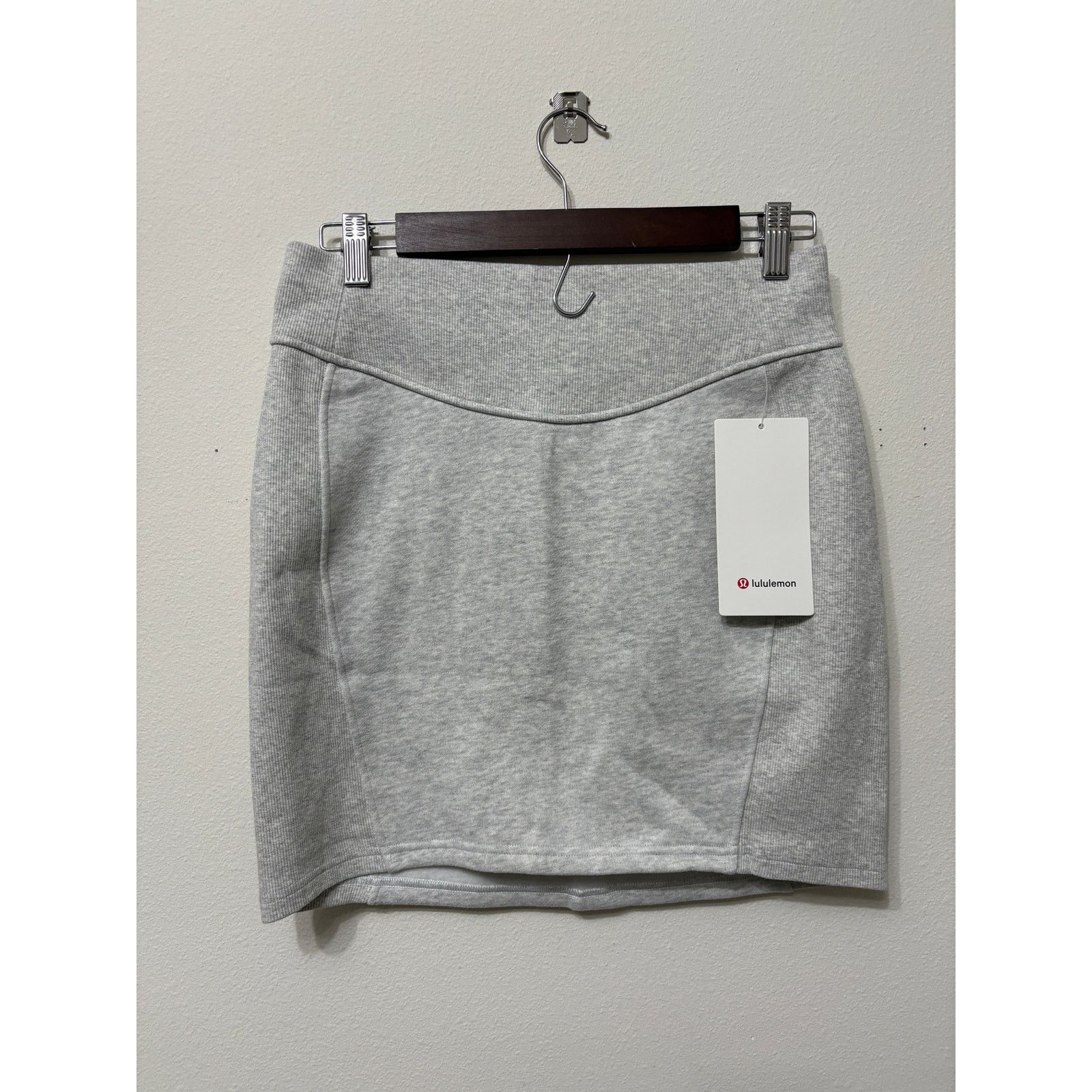 Lululemon NWT Lululemon Scuba HR Mini Skirt Sz M MSRP $78 Light Grey Size 29" - 1 Thumbnail