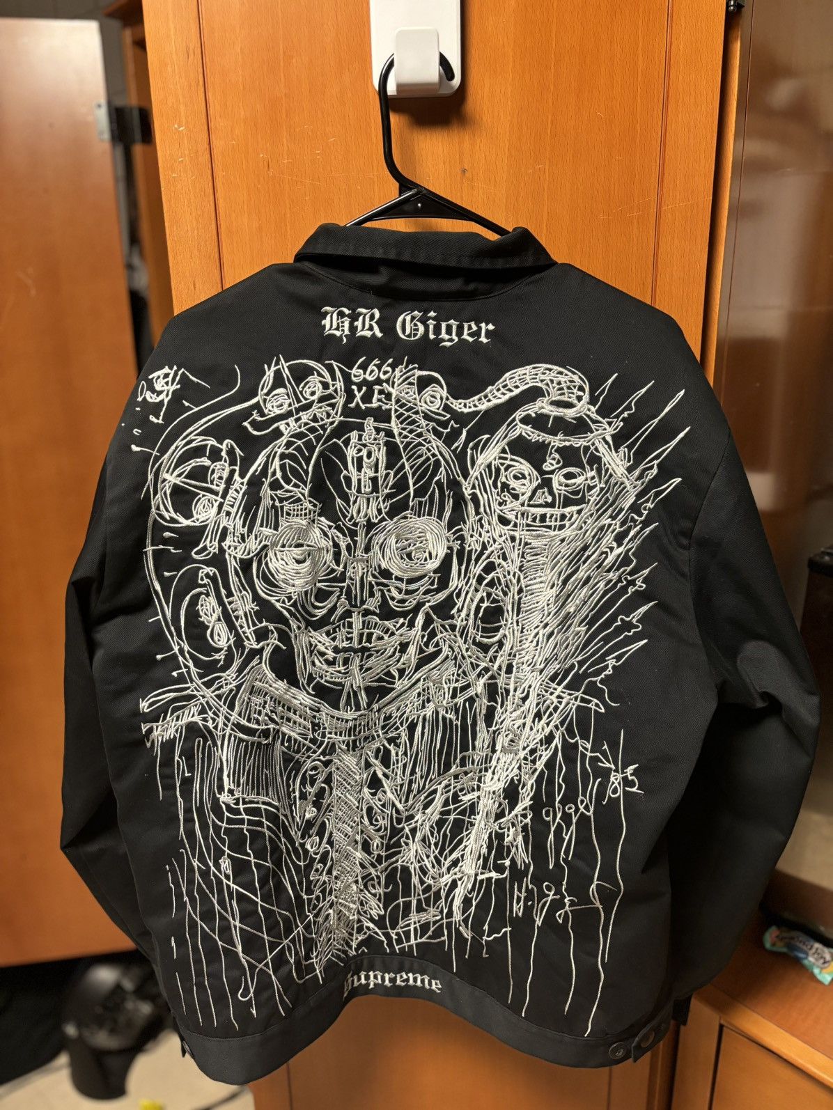最新の激安 Supreme Work H.R.Giger Sweater Embroidered (L) トップス